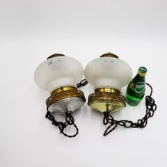 Juego de dos lámparas colgantes · Cristal opalino grabado y aluminio.