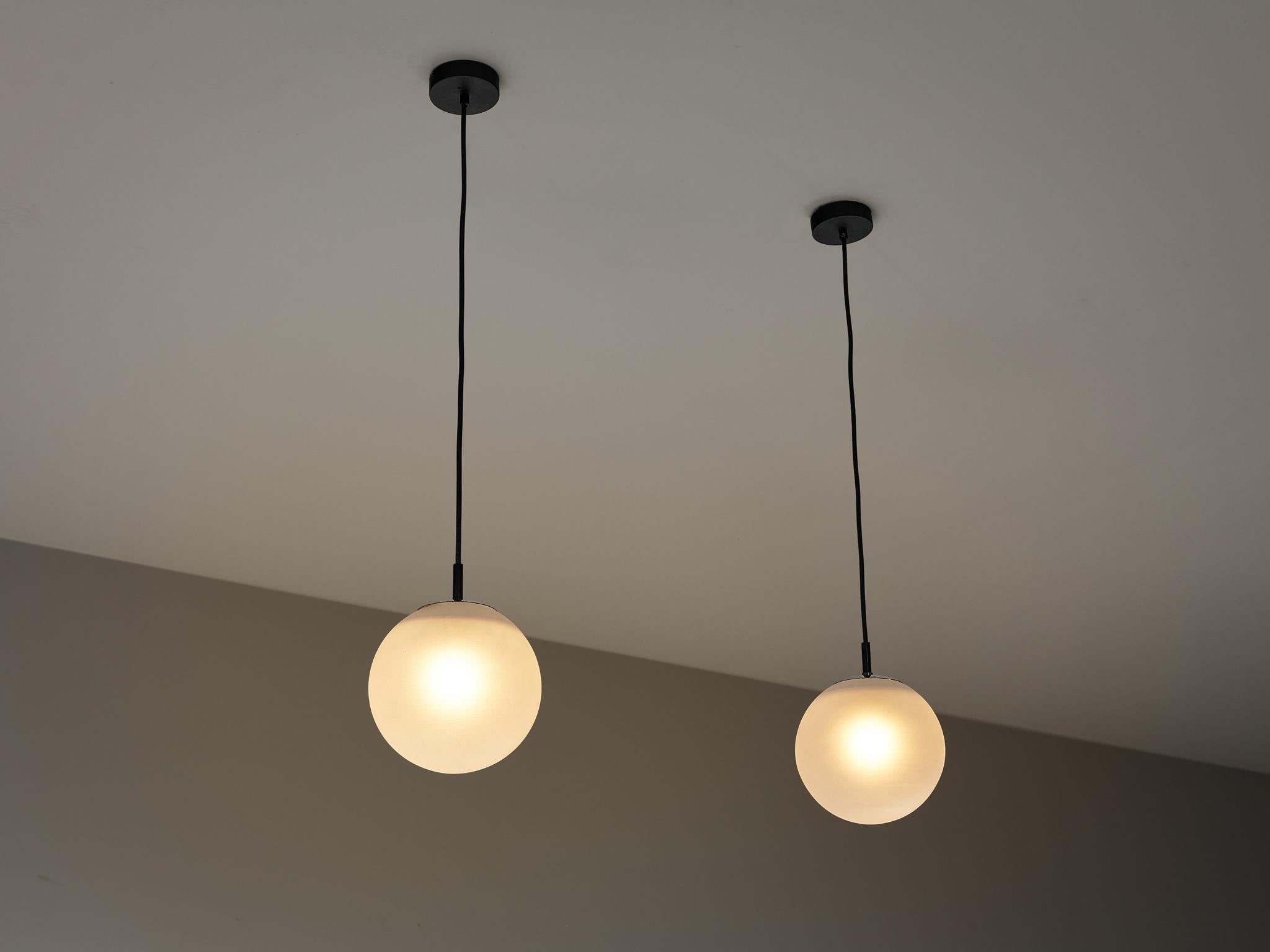 Néerlandais Lampes à suspension RAAK Amsterdam avec orbes en verre satiné en vente