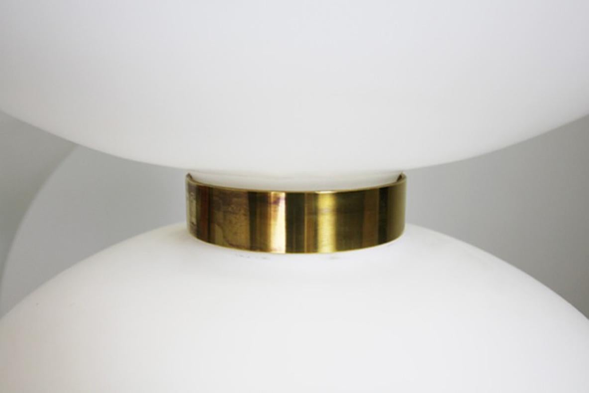 Pair of pendants made of satined glass and brass
Dimensions: H 90cm, ø 40cm
Design / Manufacturer / Stilnovo.