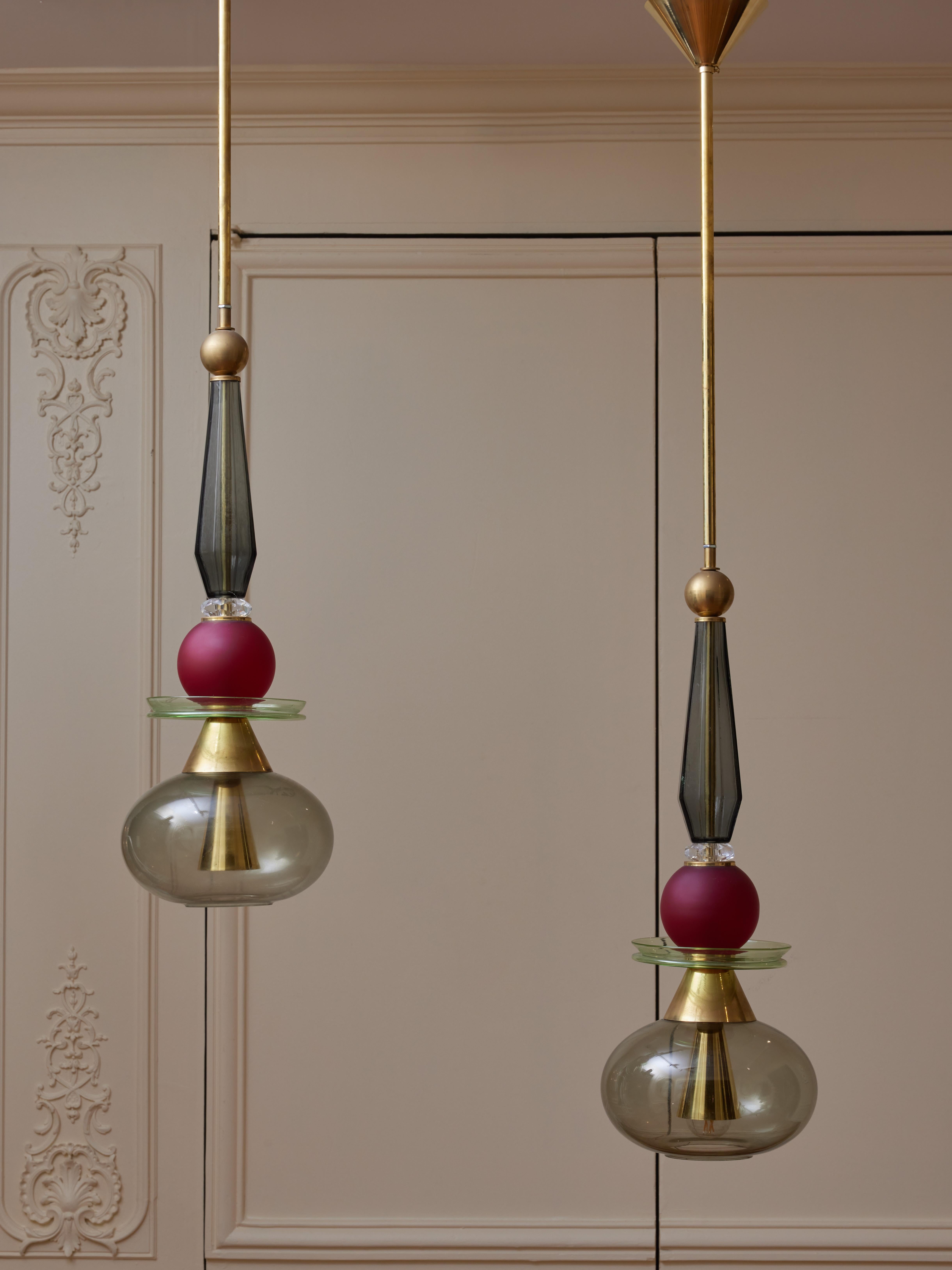 Pair of chandeliers in brass and Murano glass.
Creation by Studio Glustin.
Italy, 2023.