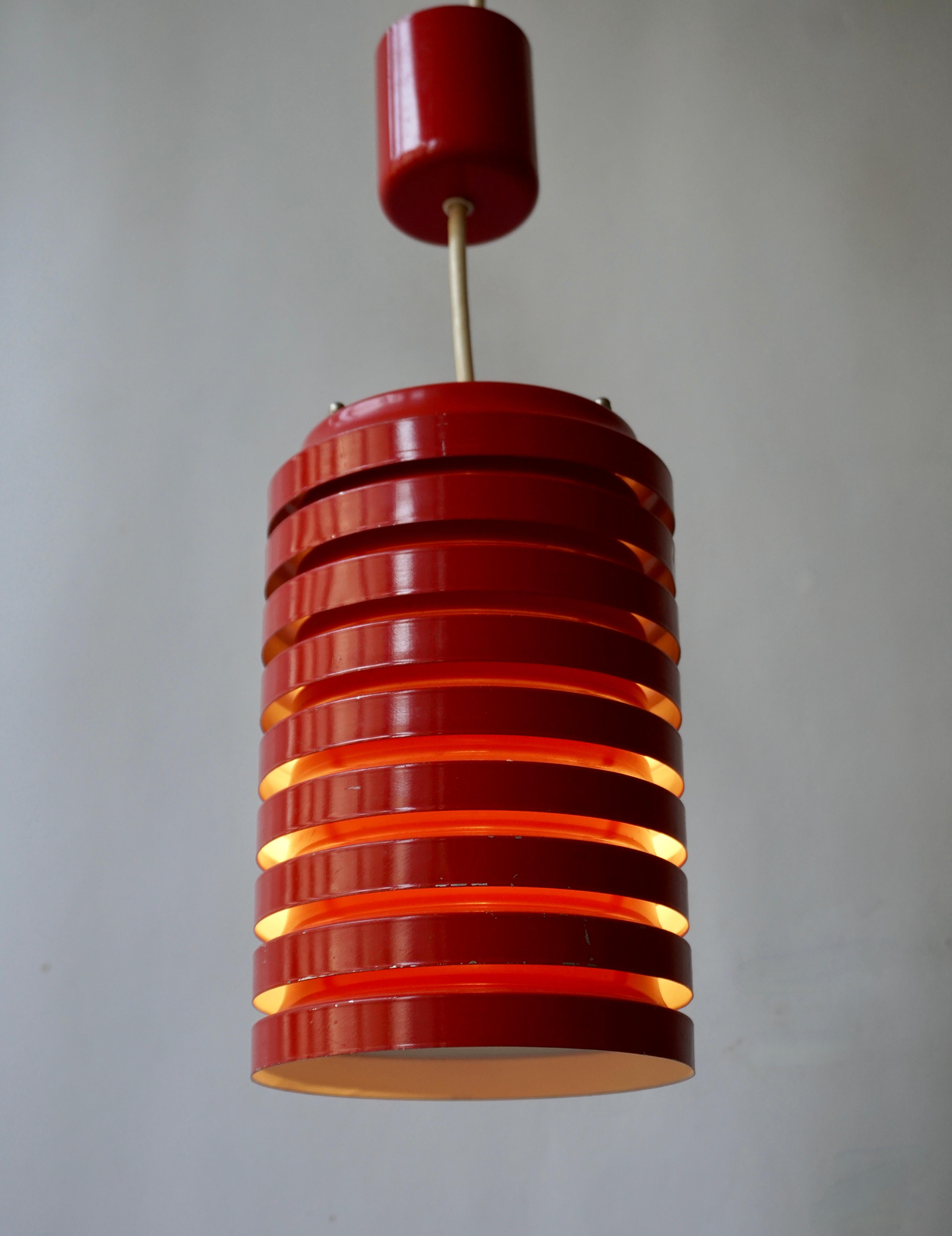 Pair of Pendants in Red Painted Steel In Good Condition In Antwerp, BE