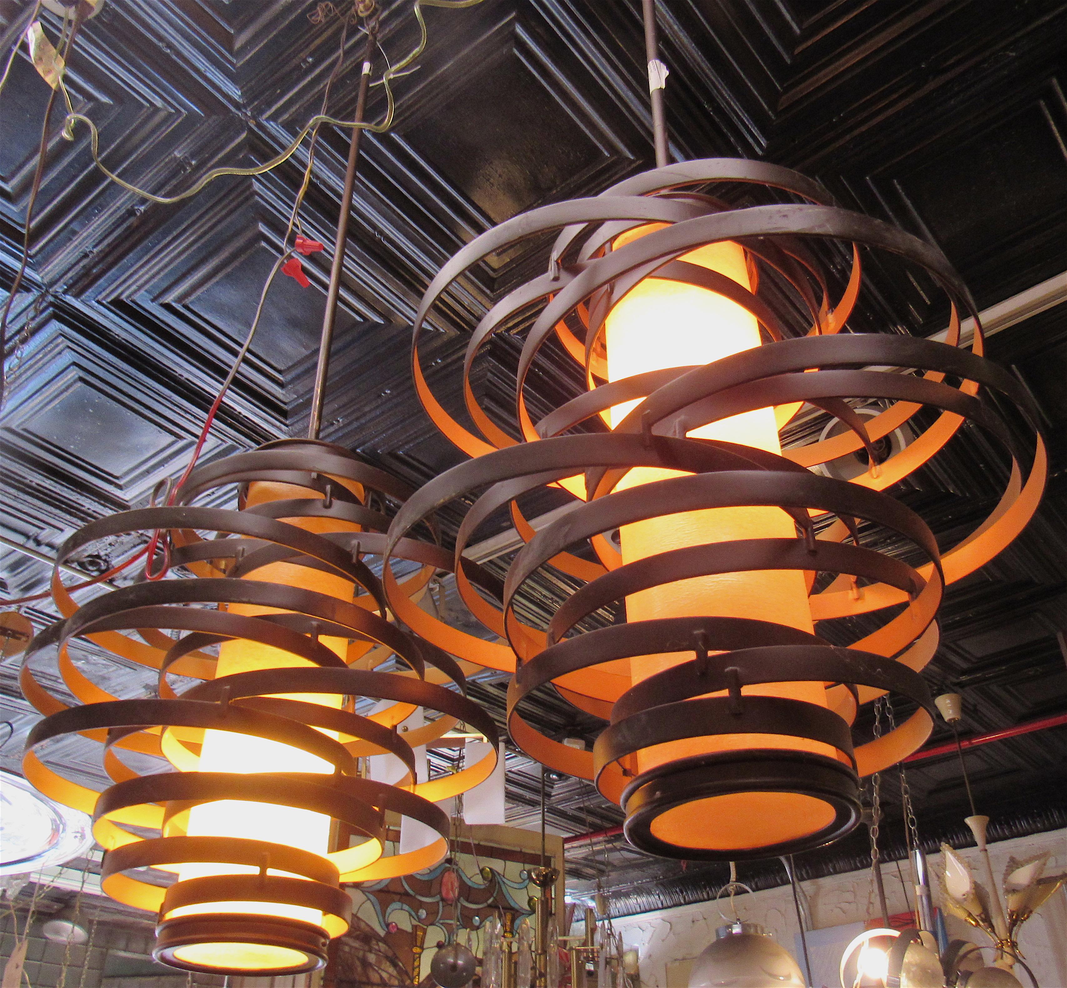 XXIe siècle et contemporain Paire de lampes à suspension Vertigo par Corbett Lighting en vente
