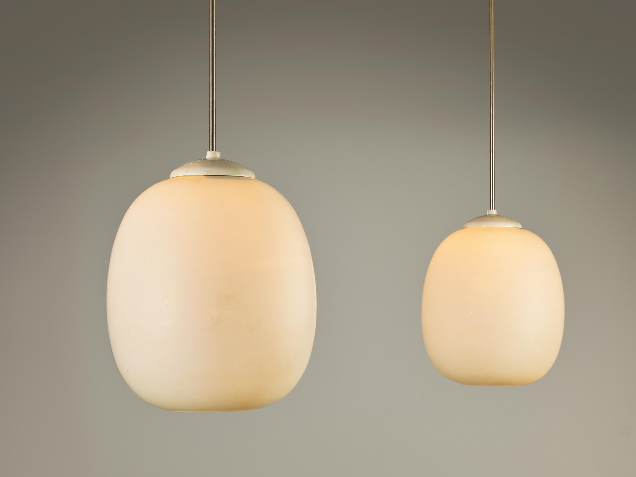 Mid-Century Modern Paire de lampes à suspension avec sphère en verre opalin en vente