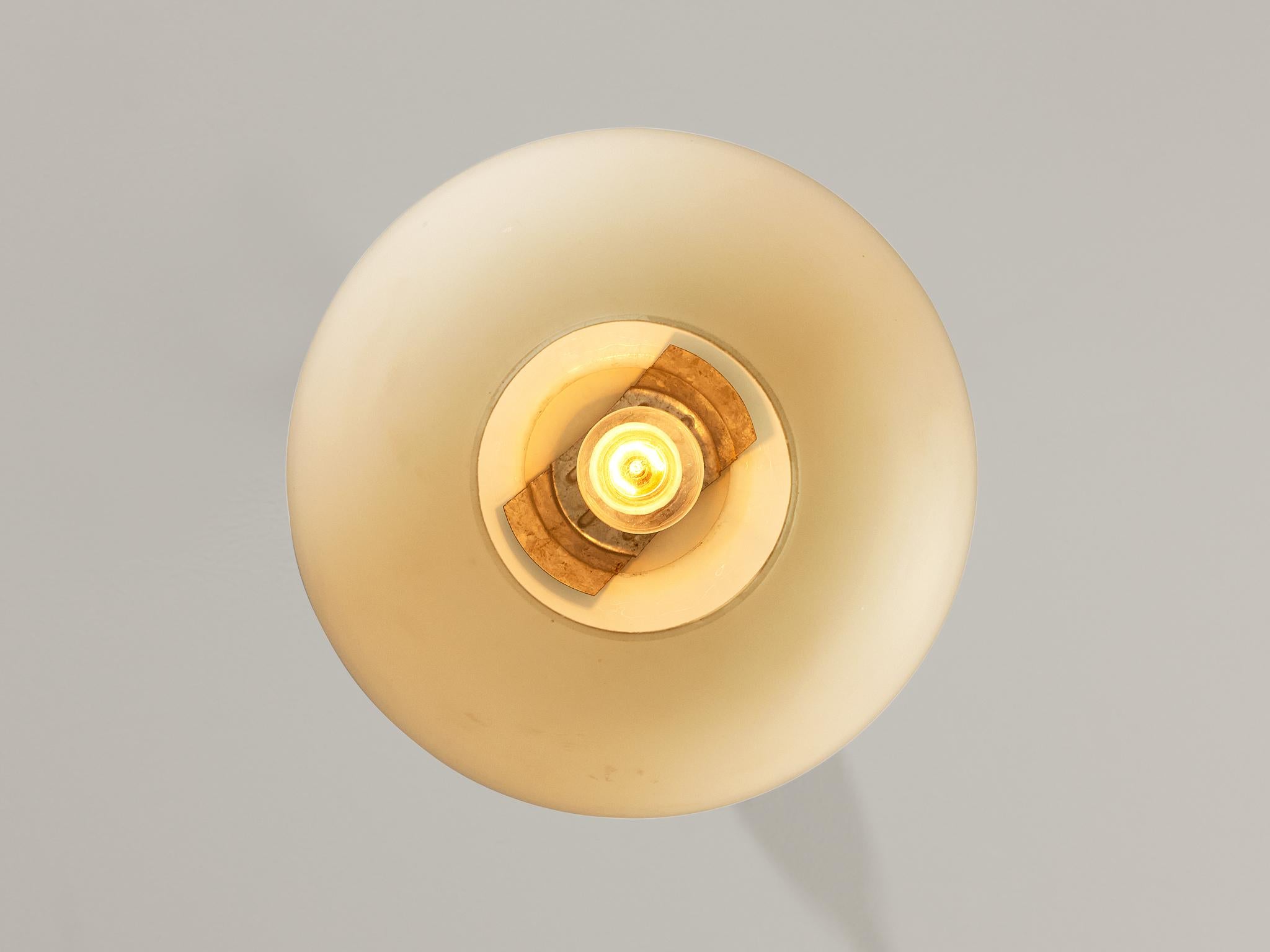 Paire de lampes à suspension avec sphère en verre opalin Bon état - En vente à Waalwijk, NL
