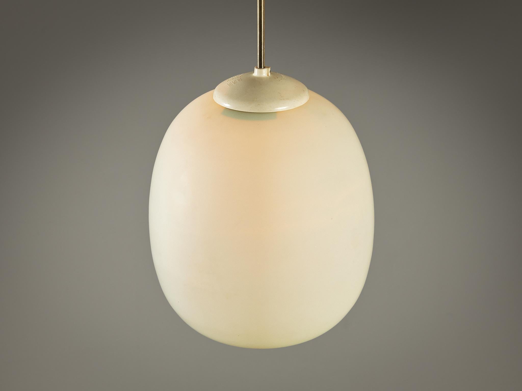Milieu du XXe siècle Paire de lampes à suspension avec sphère en verre opalin en vente