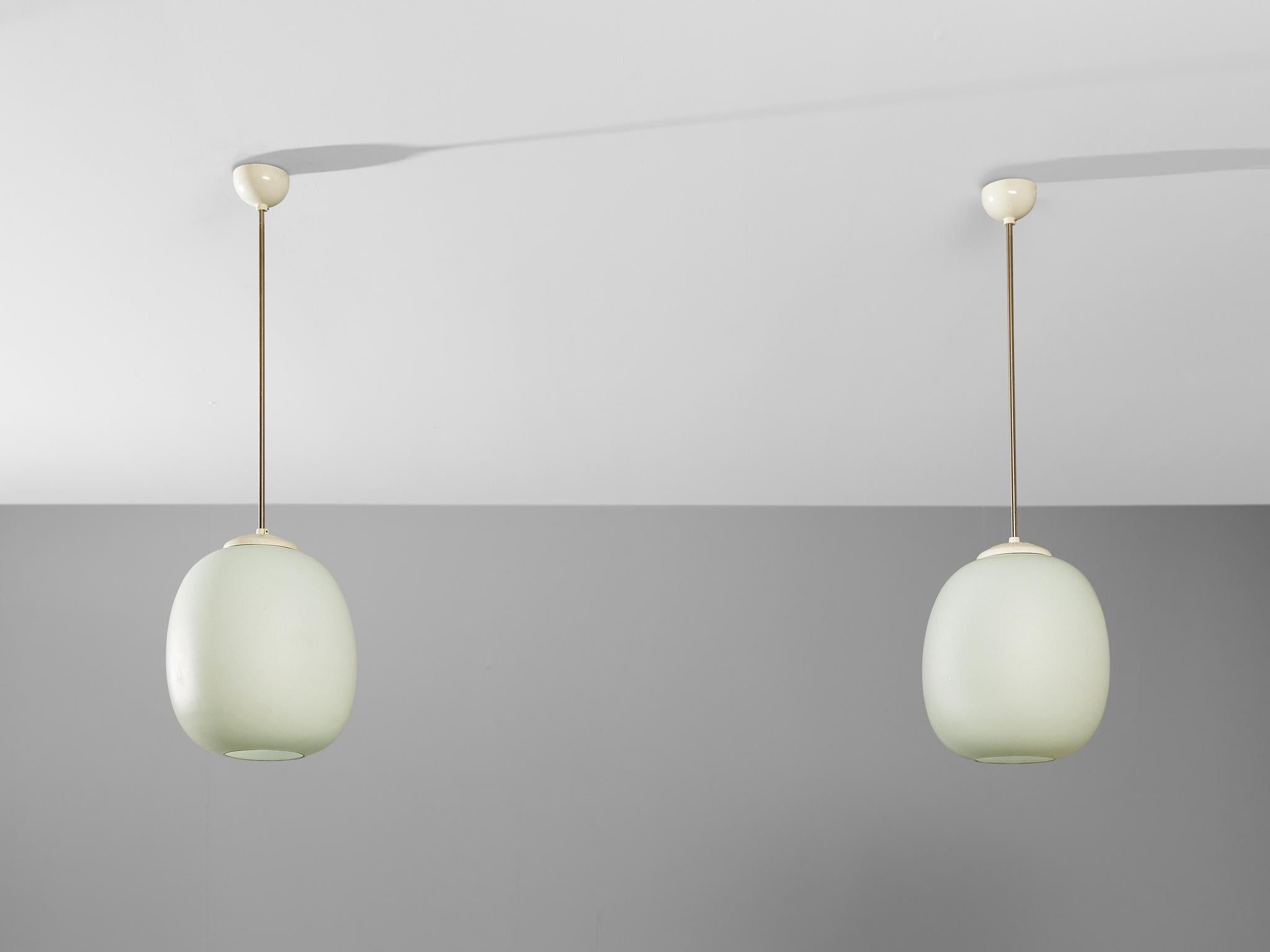 Métal Paire de lampes à suspension avec sphère en verre opalin en vente