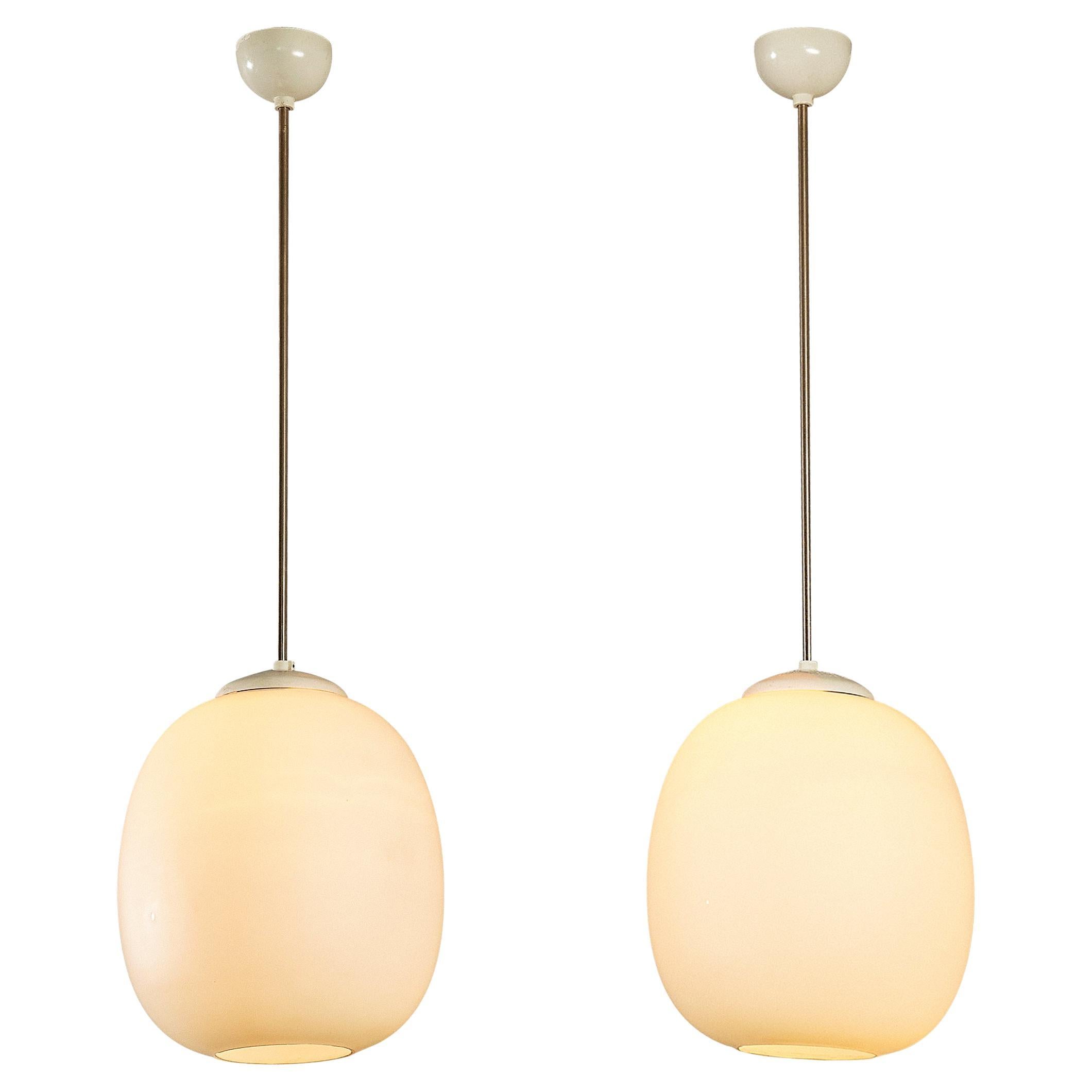 Paire de lampes à suspension avec sphère en verre opalin en vente