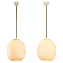 Paire de lampes à suspension avec sphère en verre opalin