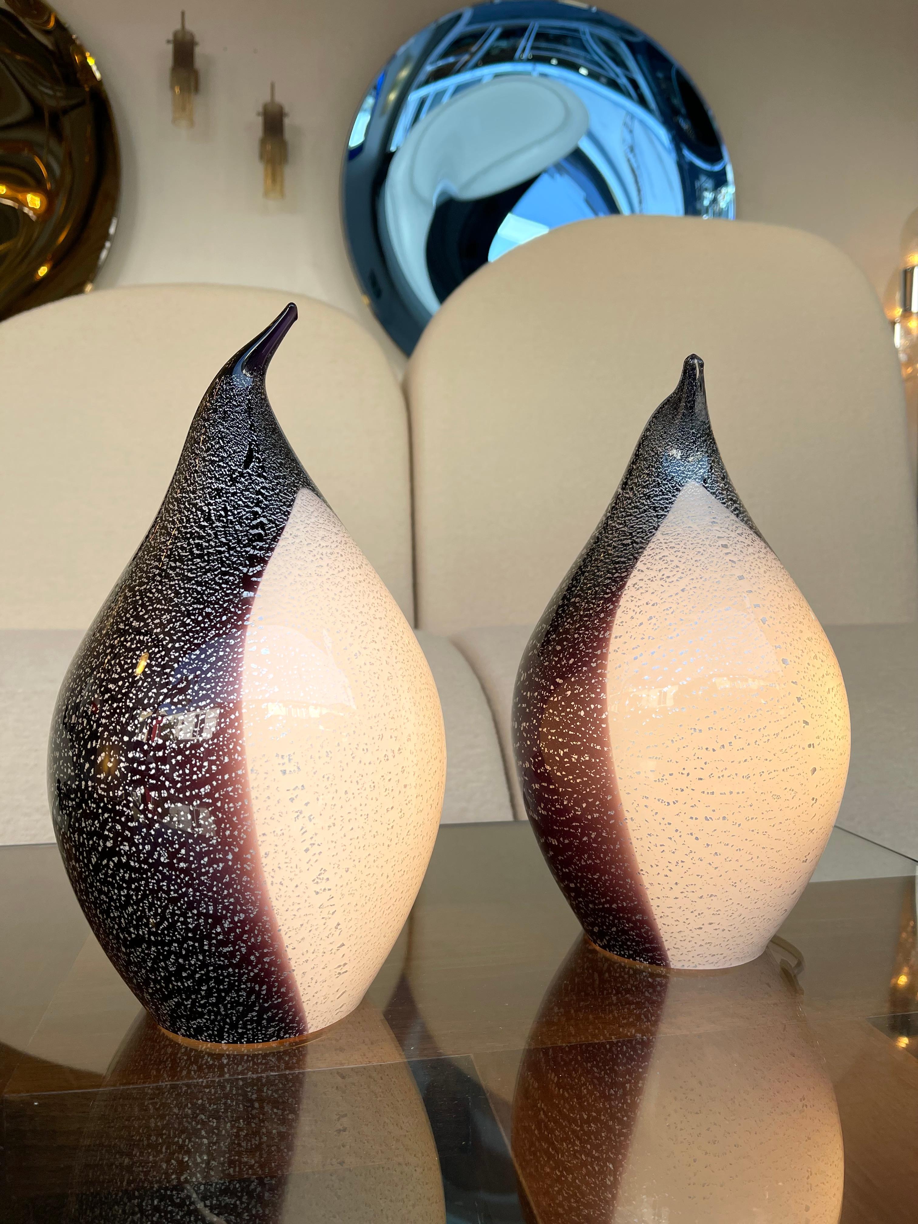 Paar Penguin Tischlampen aus schwarzem und weißem geblasenem Muranoglas mit Blattsilber. In der Stimmung von Fratelli Toso, Barovier, La Murrina, Venini, Vistosi, Veronese, Toni Zuccheri für VeArt, Mazzega, Seguso.