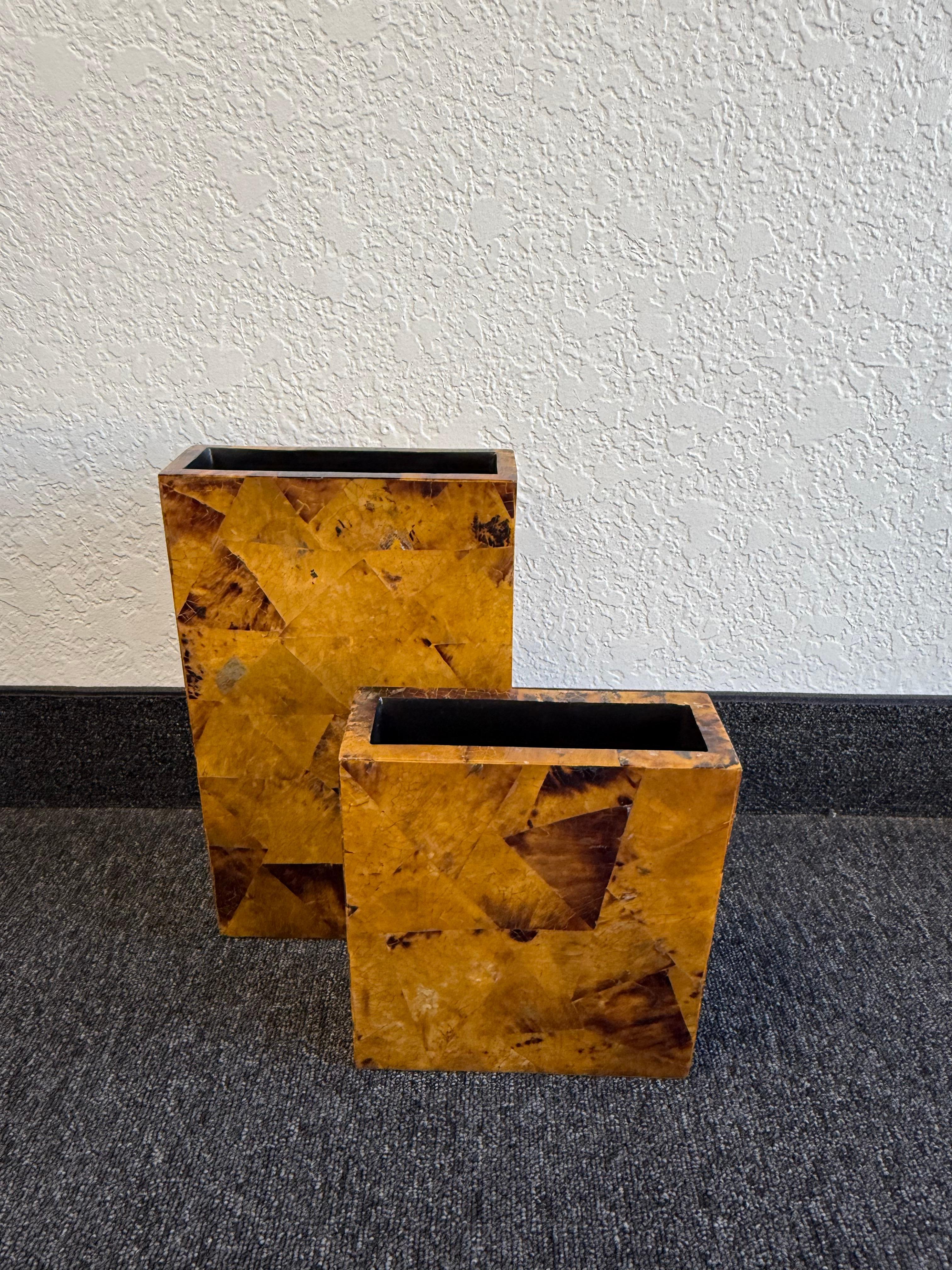 Coppia di bellissimi vasi a conchiglia degli anni '80 di Maitland Smith. 
In bellissime condizioni vintage originali. 
Costruito in legno rivestito di conchiglia tessellata e laccato. 

Misure:
S-7,75