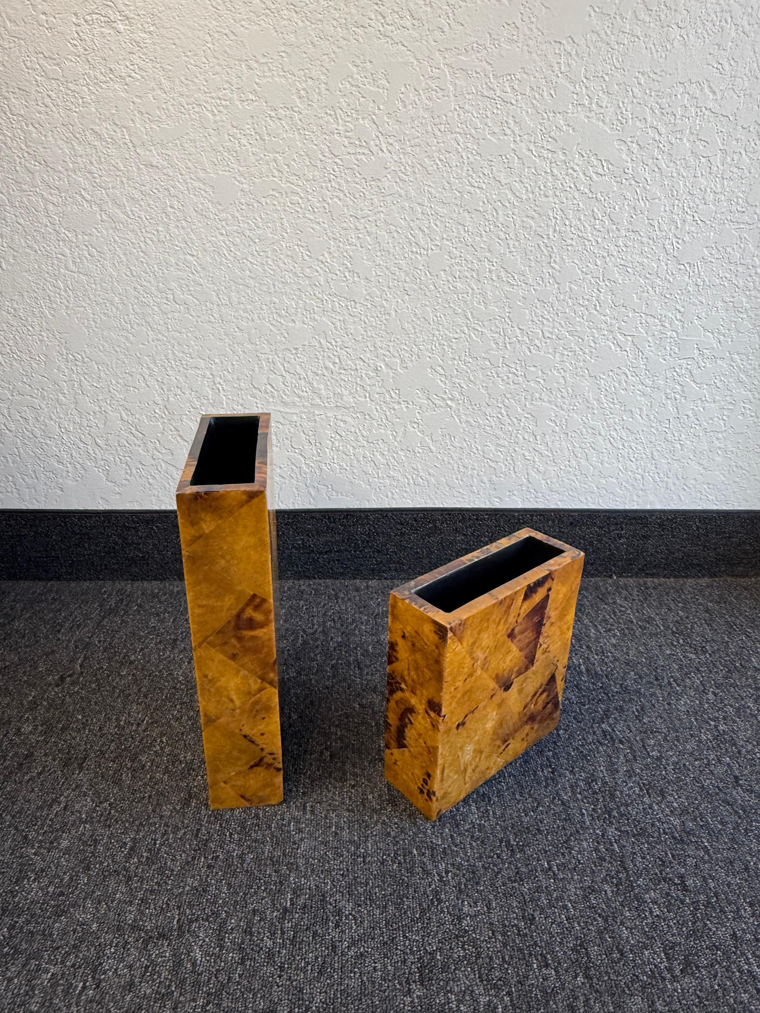 Moderno Coppia di vasi a conchiglia di Maitland Smith in vendita