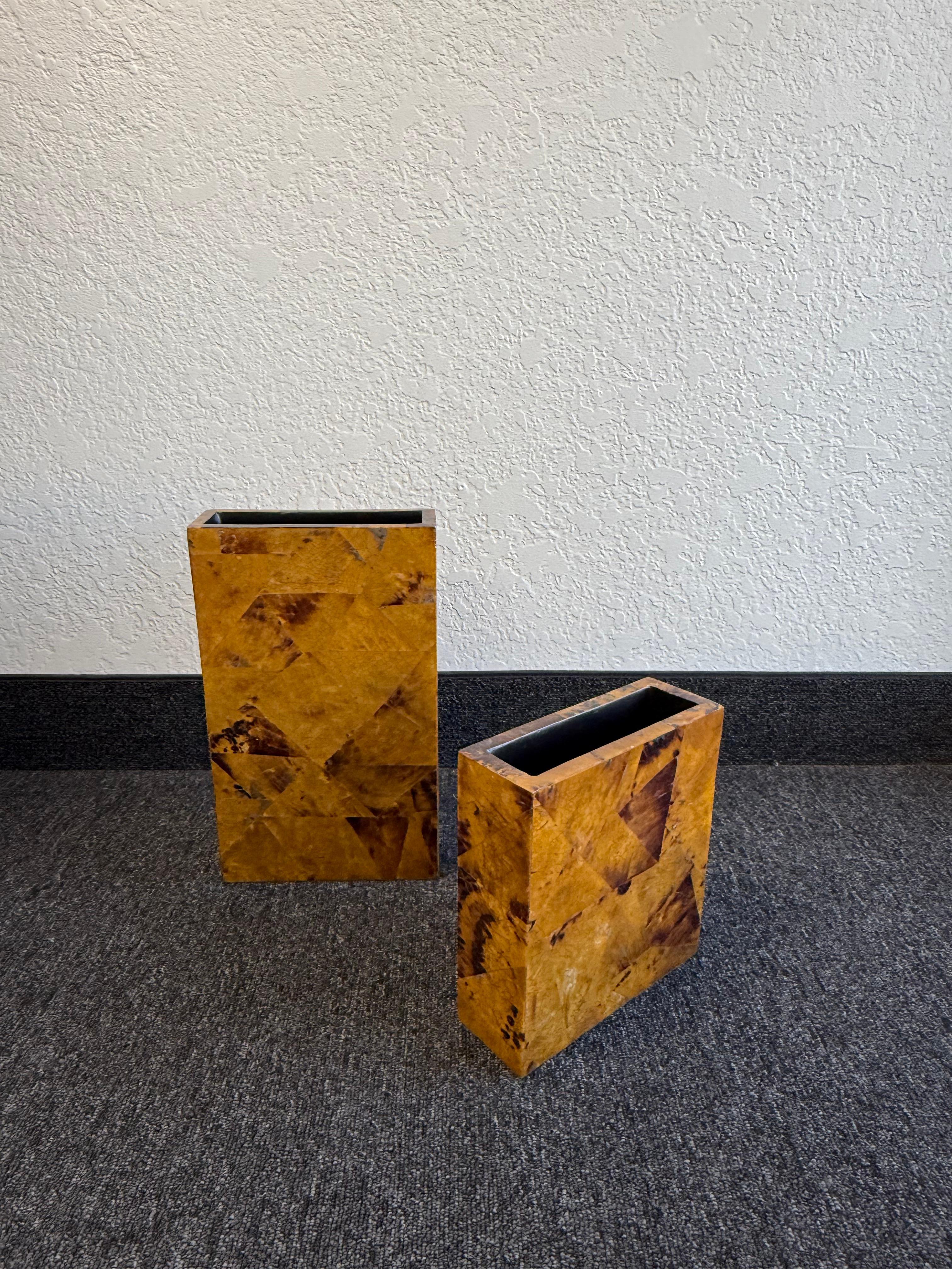 Americano Coppia di vasi a conchiglia di Maitland Smith in vendita