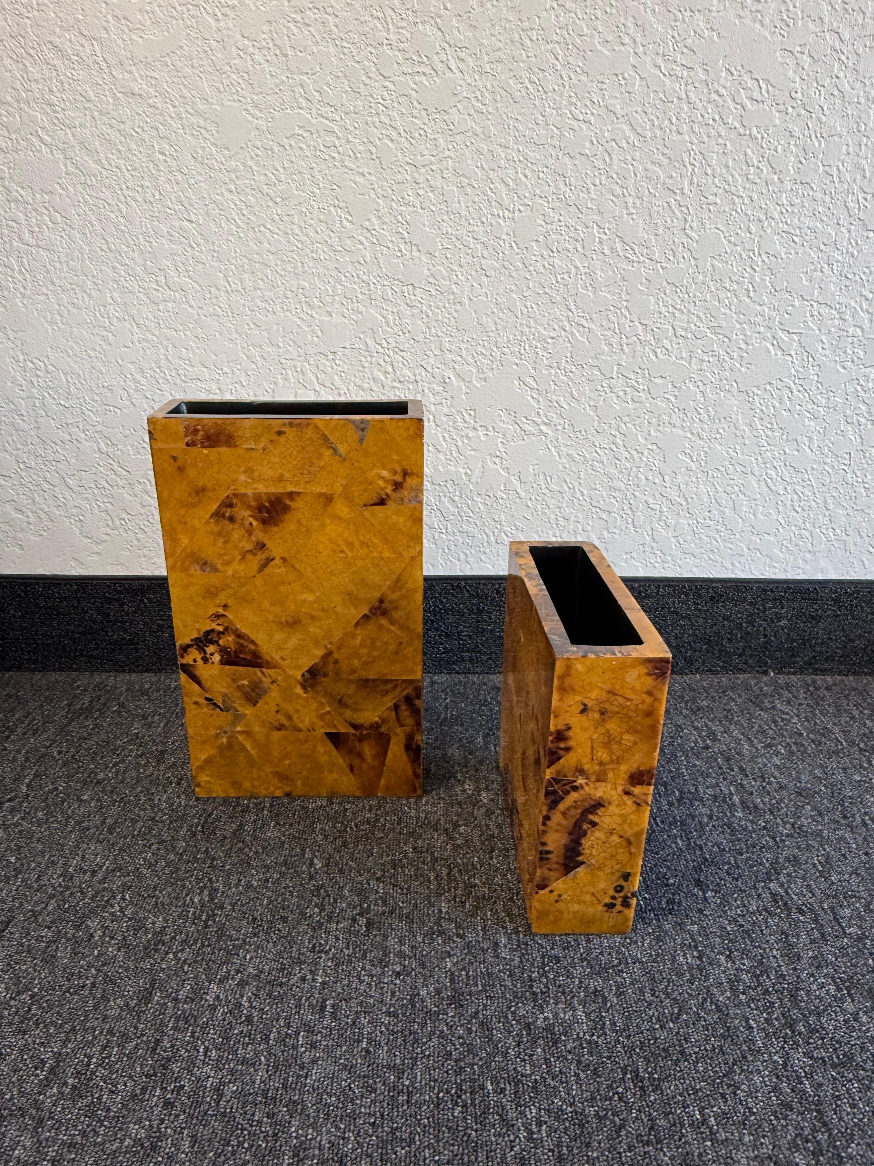 Fatto a mano Coppia di vasi a conchiglia di Maitland Smith in vendita