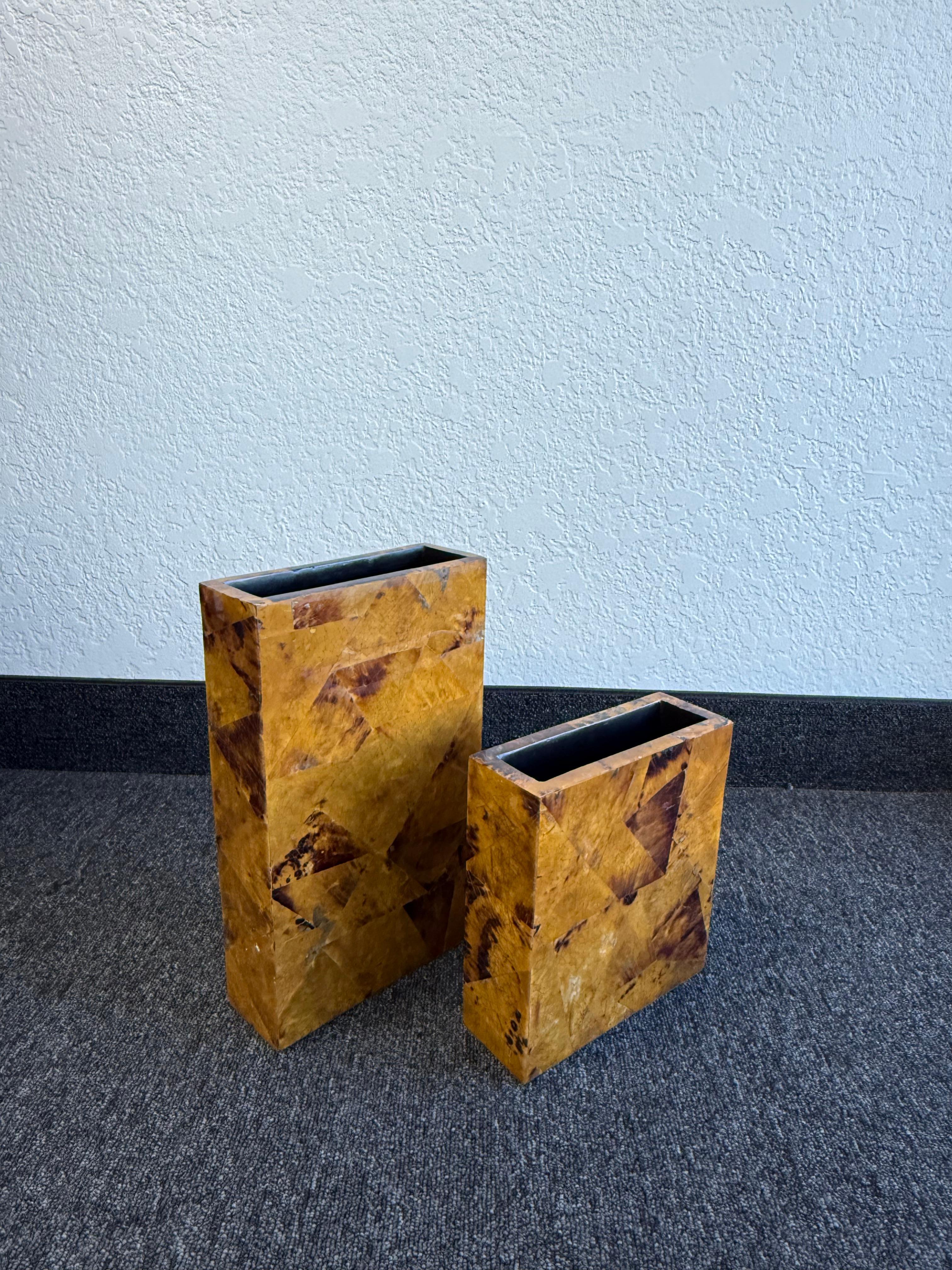 Fine XX secolo Coppia di vasi a conchiglia di Maitland Smith in vendita