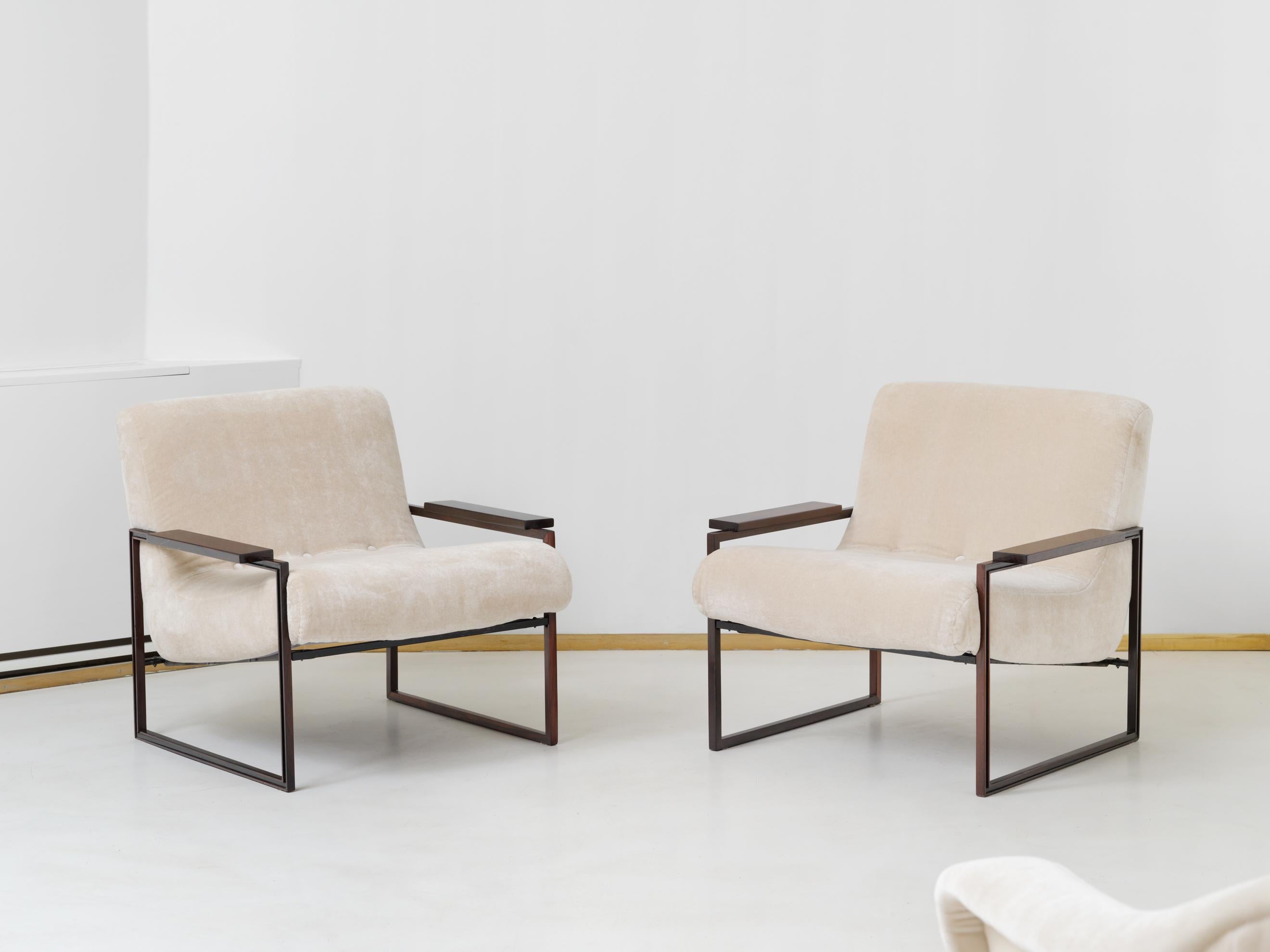 Paire de fauteuils de Percival Lafer, 1950
Rare paire de fauteuils du debut de carrière du designer avec une innovation technique; un cadre en fer apparent a la structure latérale pour une parfaite solidite du fauteuil. Des lattes de bois exotique