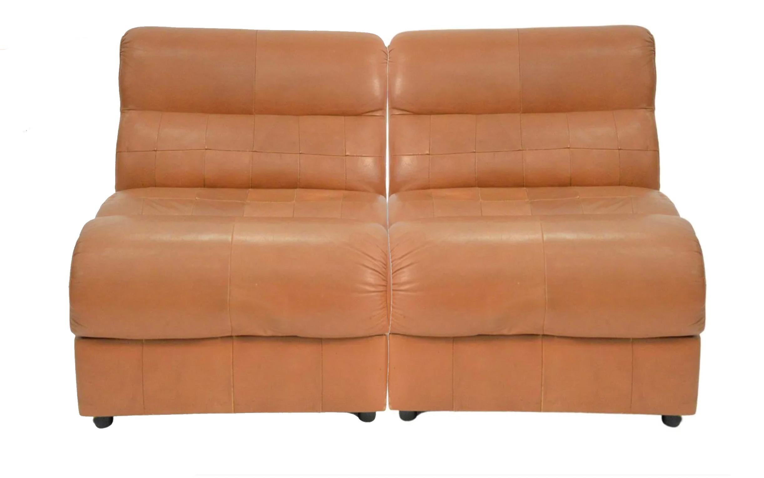 Mid-Century Modern Paire de chaises longues basses en cuir rapiécé Percival Lafer du milieu du siècle dernier en vente