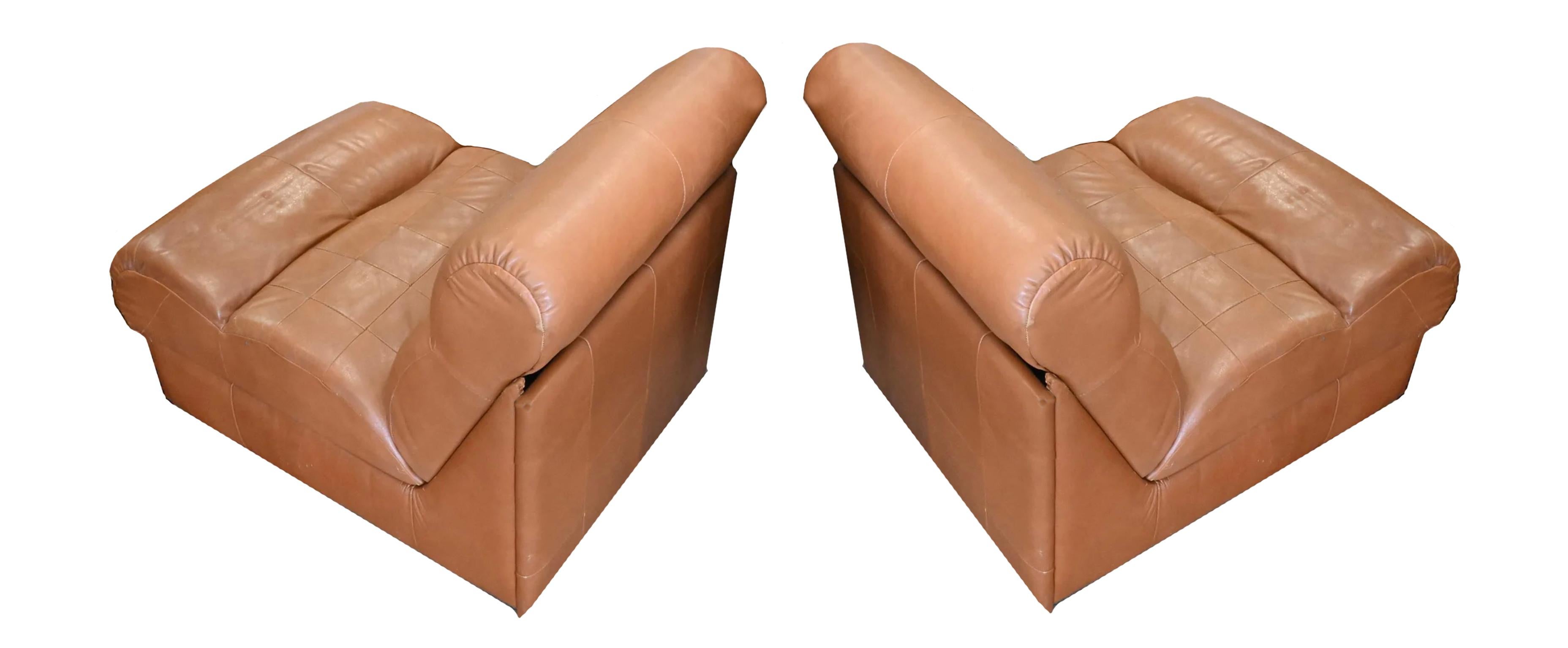 Brésilien Paire de chaises longues basses en cuir rapiécé Percival Lafer du milieu du siècle dernier en vente