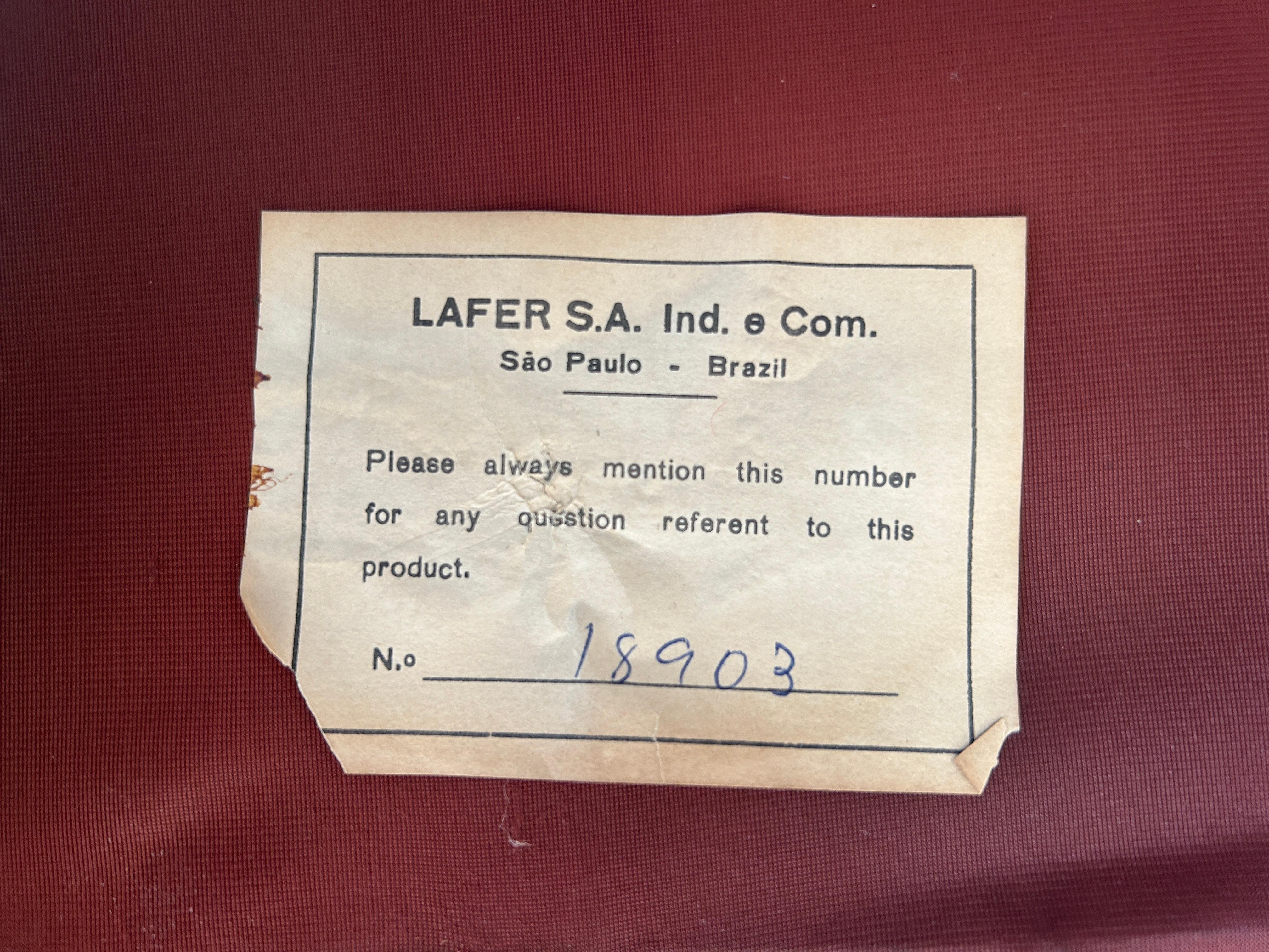 Cuir Paire de chaises longues basses en cuir rapiécé Percival Lafer du milieu du siècle dernier en vente