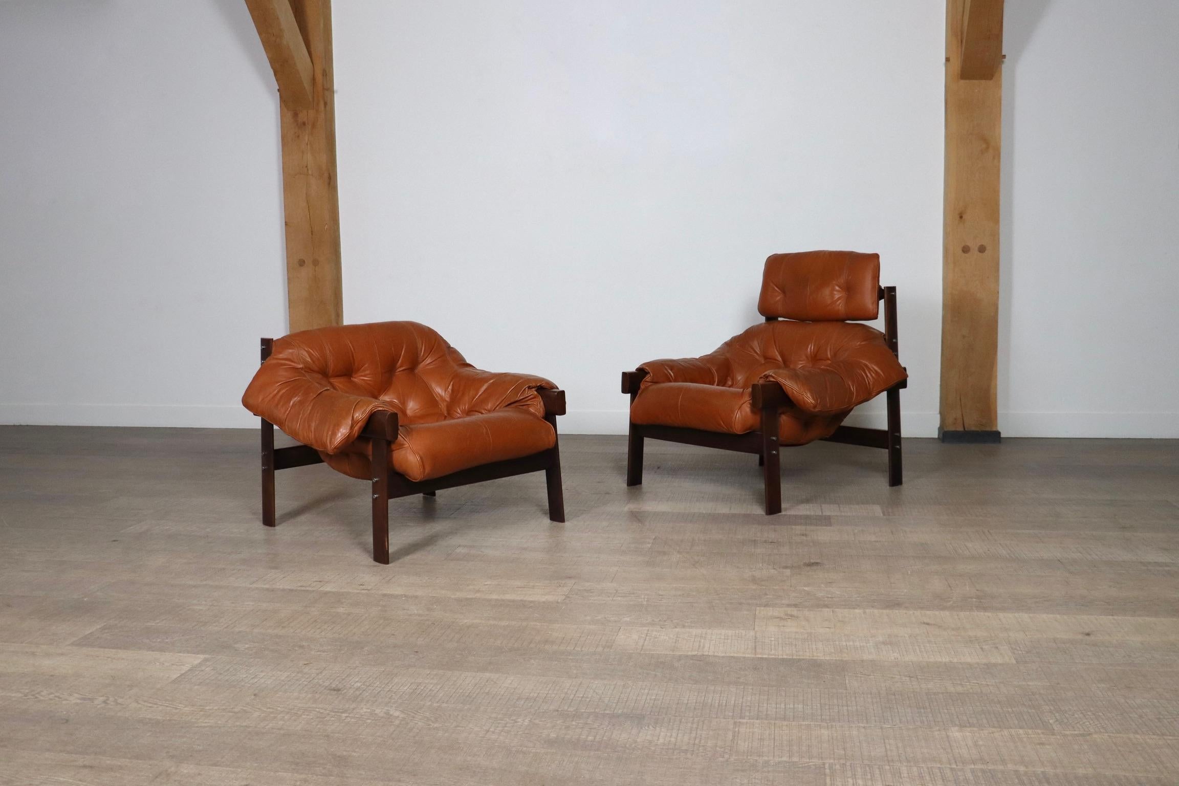 Pair of Percival Lafer MP-41 lounge chairs in cognac leather, Brazil 1970s 10