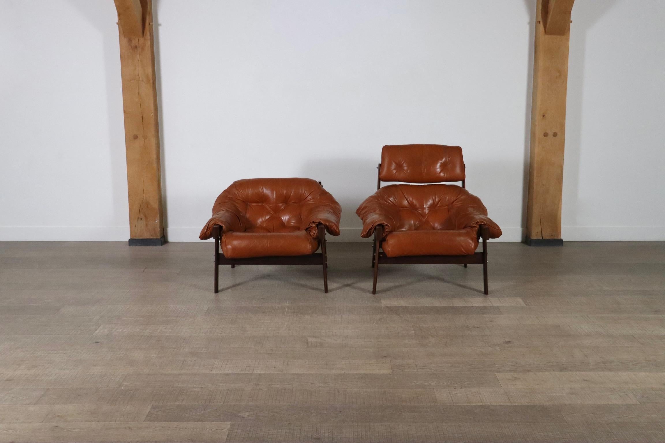 Beautiful pair of MP-41 lounge chair in original cognac leather and a solid Brazilian cherry wooden/ Coubaril frame, designed by Percival Lafer for Lafer S.A. Brazil, 1970s.

True craftsmanship shows in the beautifully designed, hand-tufted leather