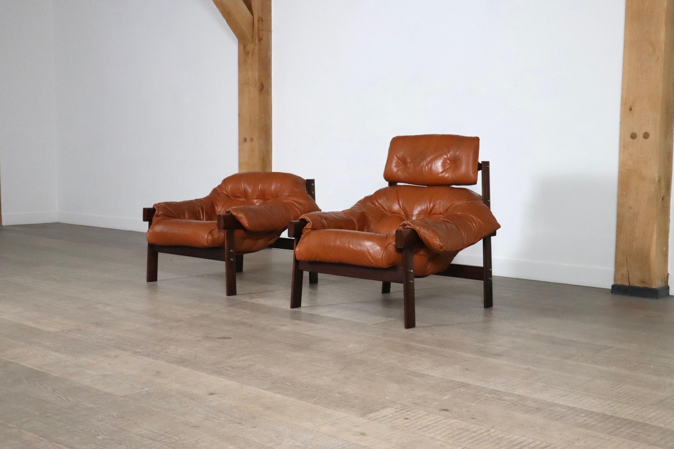 Late 20th Century Pair of Percival Lafer MP-41 lounge chairs in cognac leather, Brazil 1970s