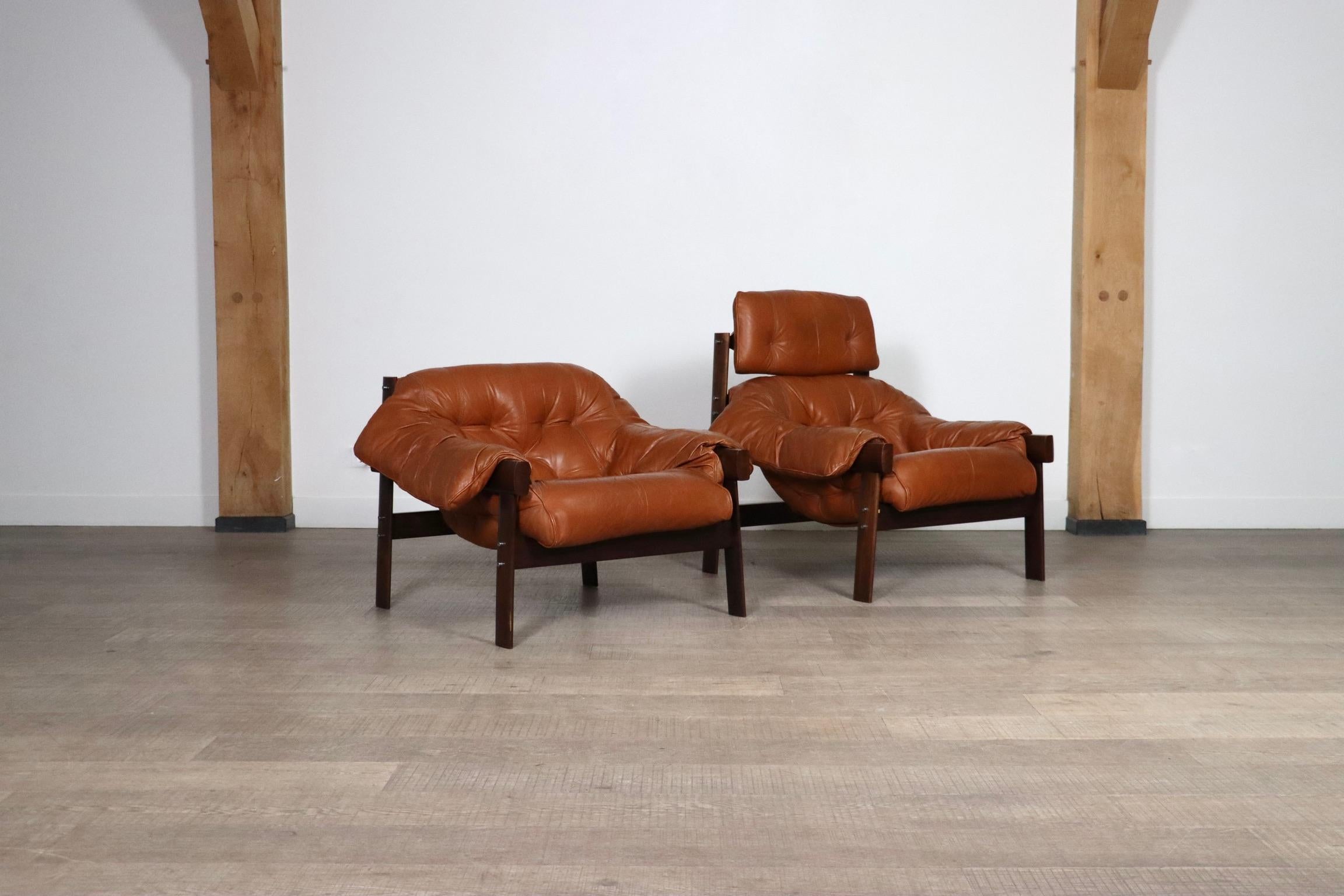 Pair of Percival Lafer MP-41 lounge chairs in cognac leather, Brazil 1970s 3