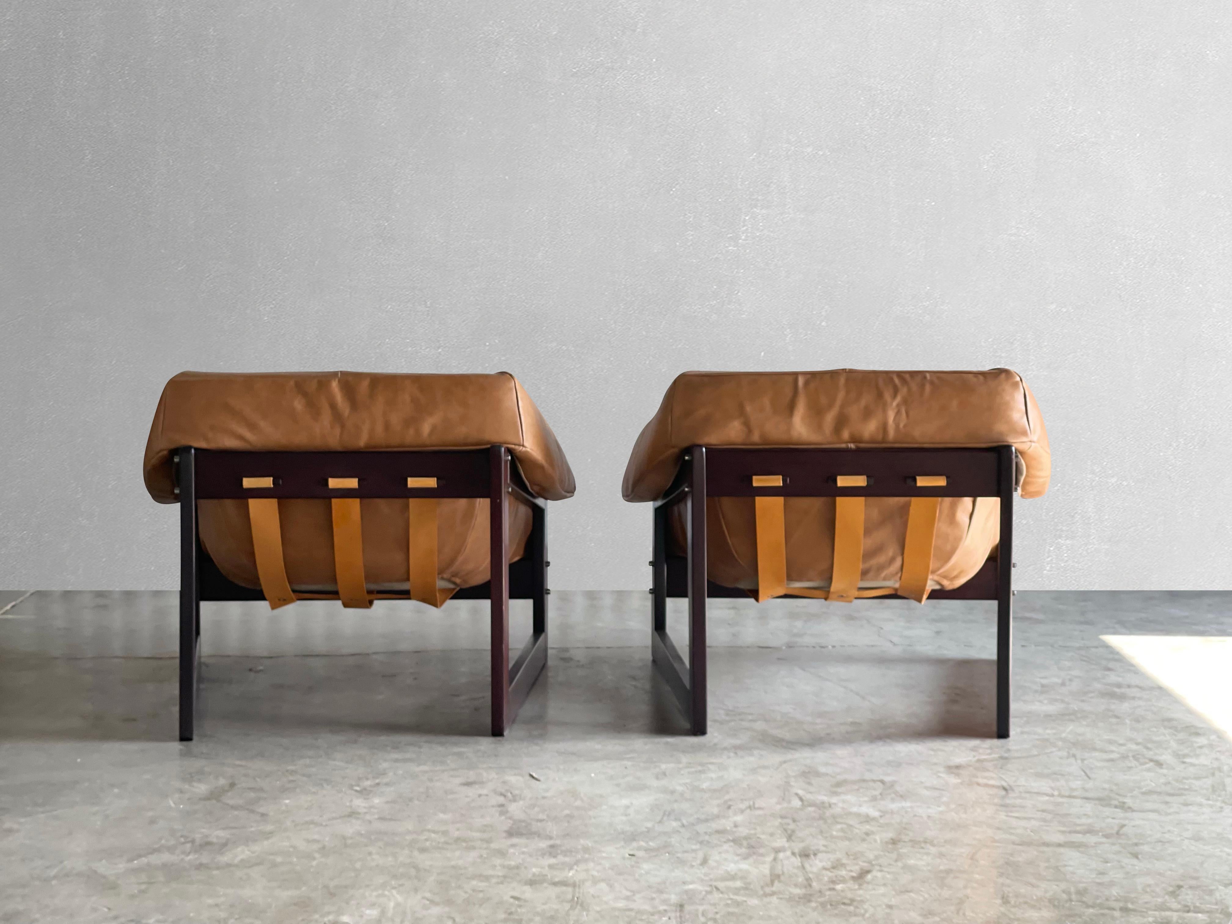 Cuir Paire de fauteuils de salon MP-79 de Percival Lafer en vente