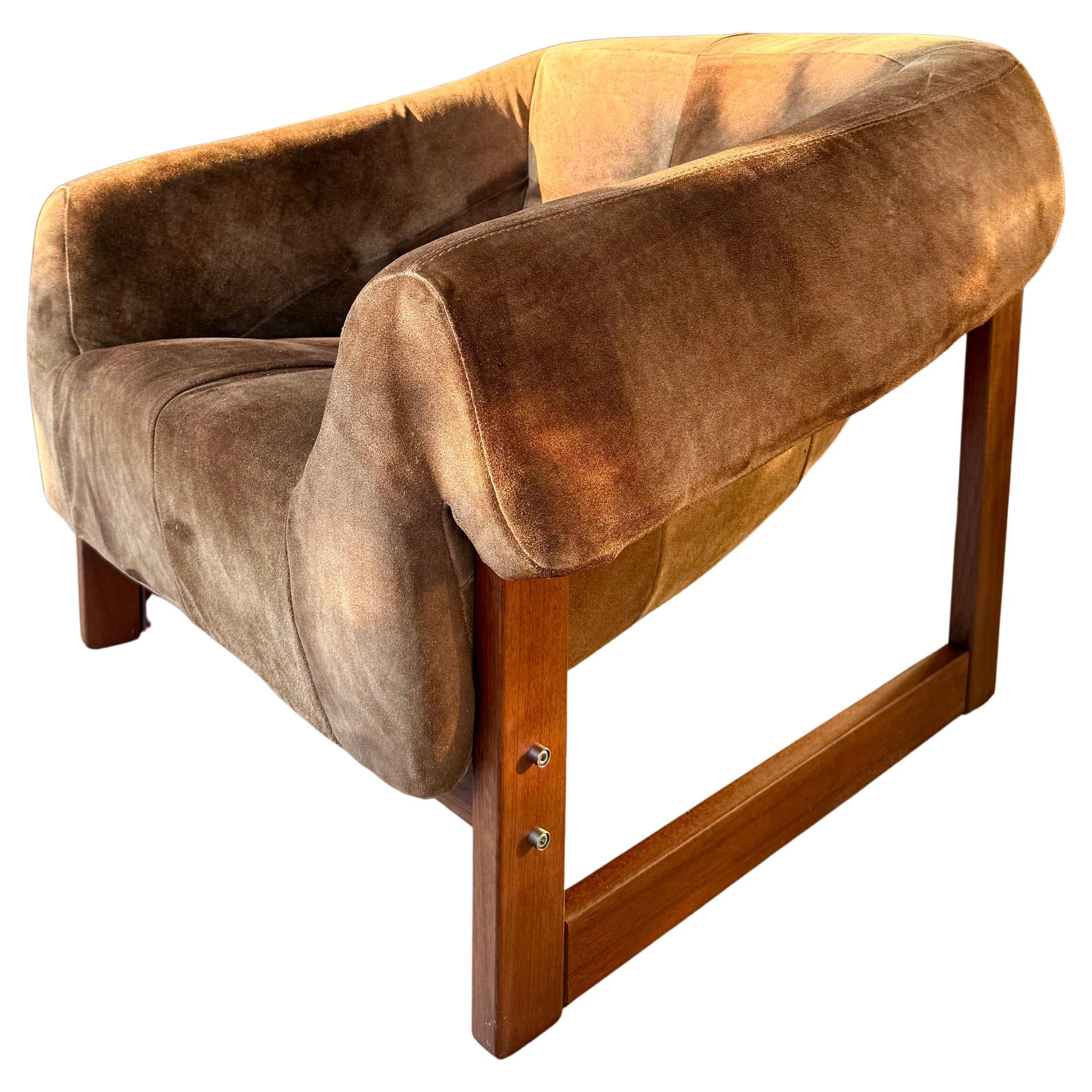 Un par de sillones de salón raros y excepcionales diseñados por Percival Lafer para Lafer S.A. Indústria de Móveis, Brasil, hacia la década de 1970. Estas esculturales sillas presentan la combinación característica de Lafer de modernismo brasileño y