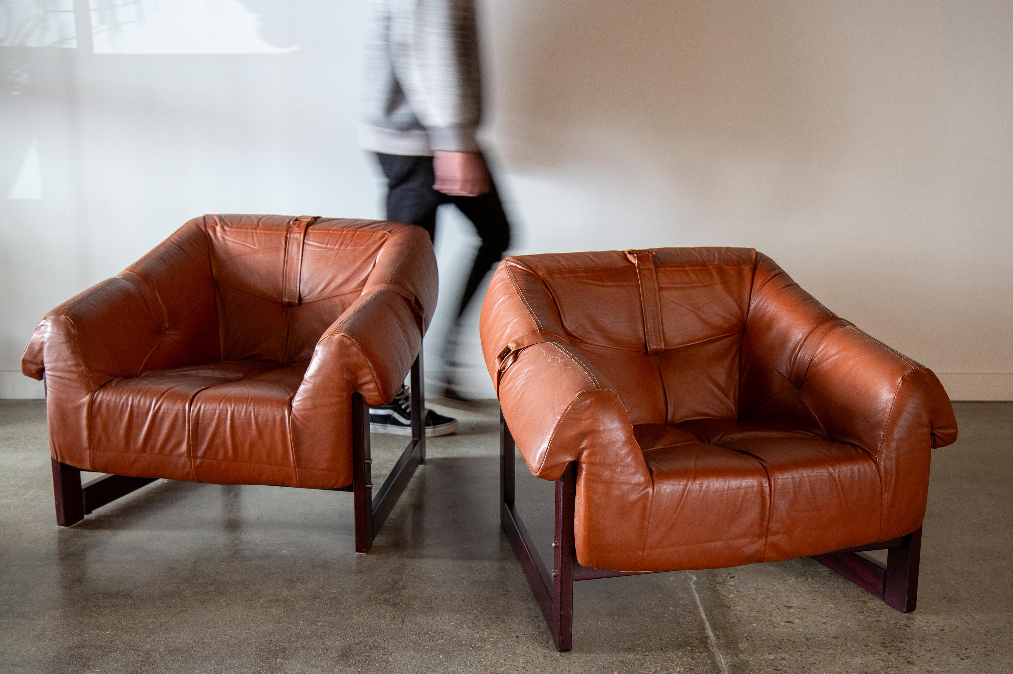 Leather Pair of Percival Lafer MP93 lounge chairs in rosewood and original leather For Sale