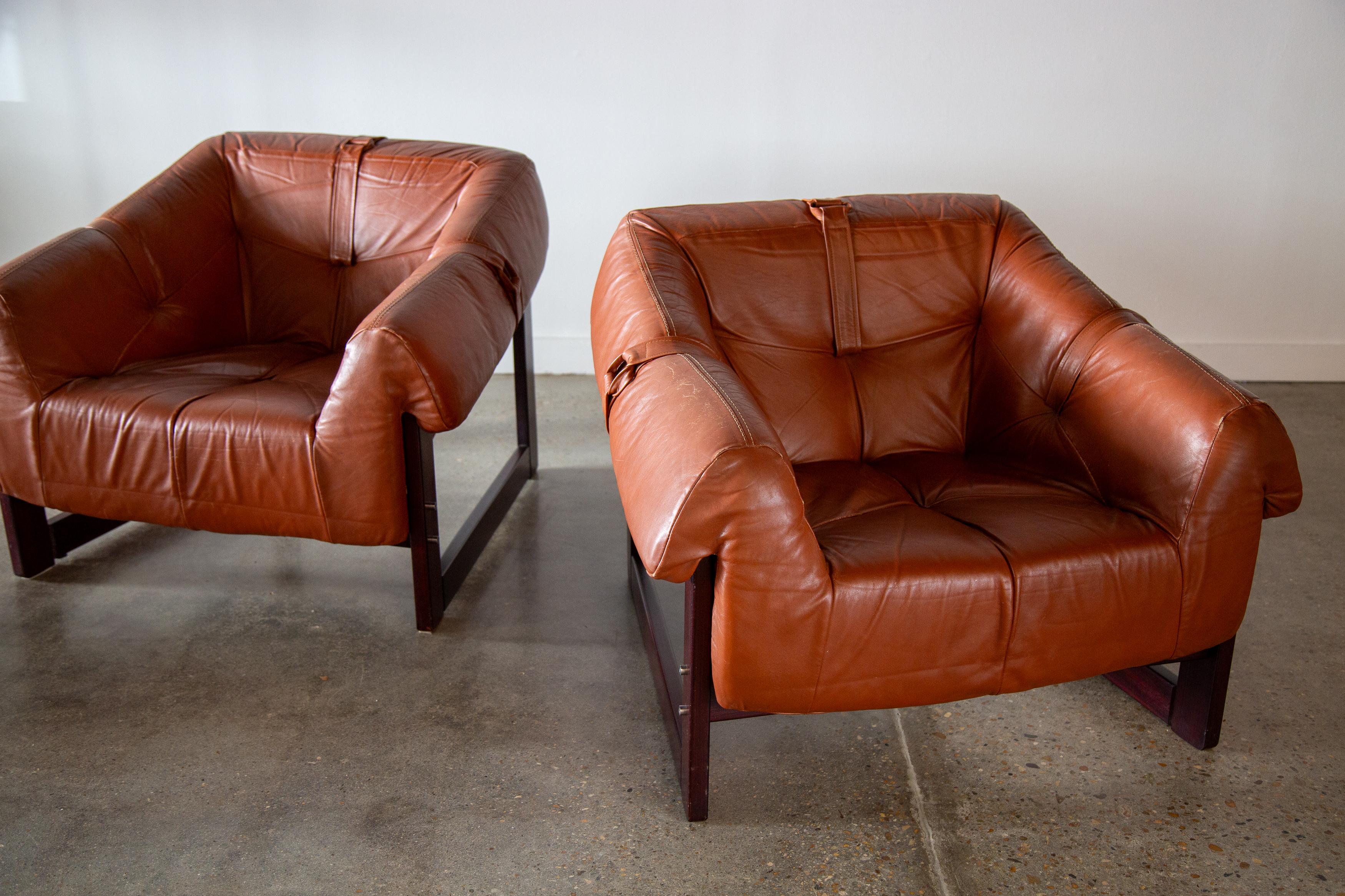 Pair of Percival Lafer MP93 lounge chairs in rosewood and original leather For Sale 1