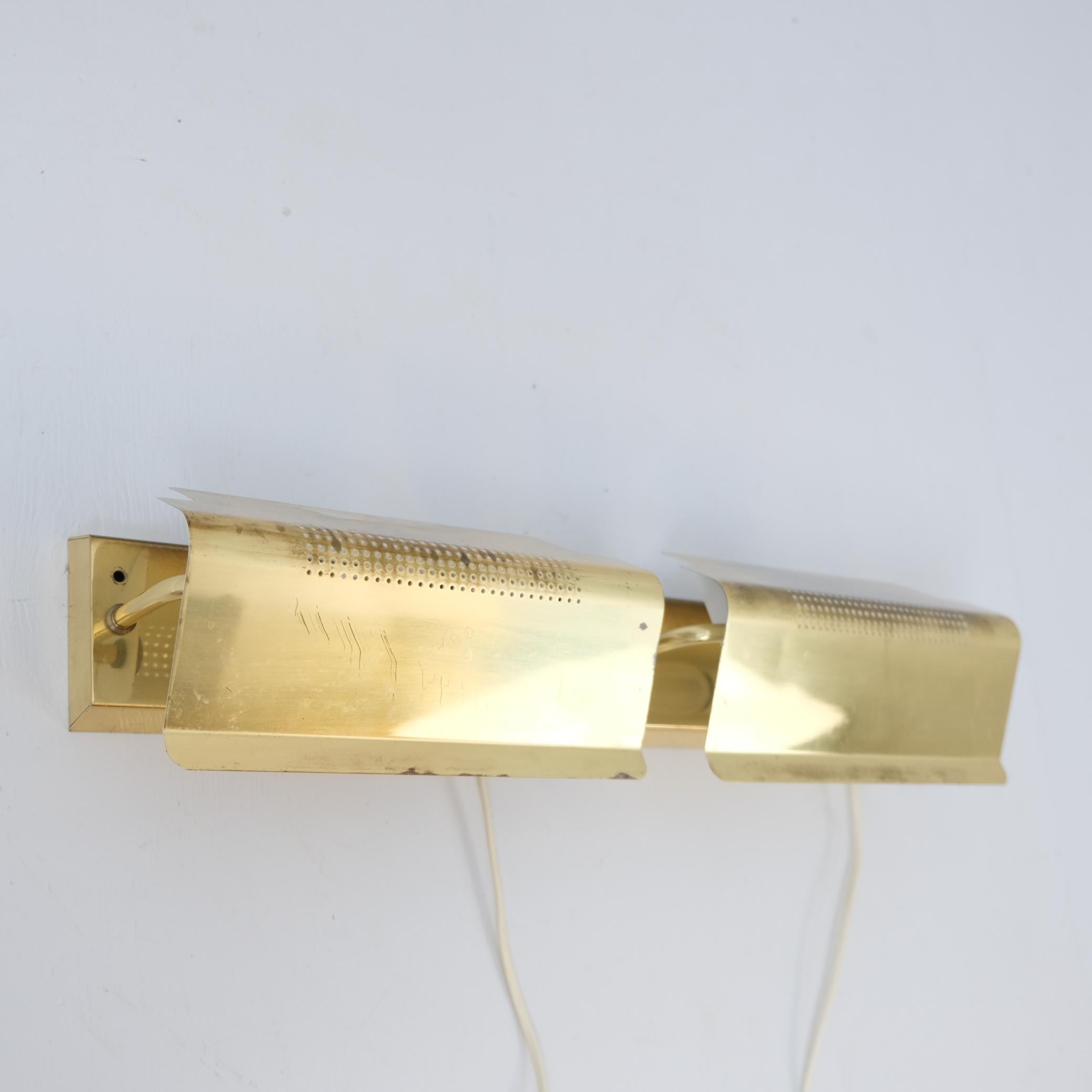 Paar Wandlampen aus gelochtem Messing, NAFA Nybro Armaturfabrik, Schweden 1970er Jahre im Angebot 6