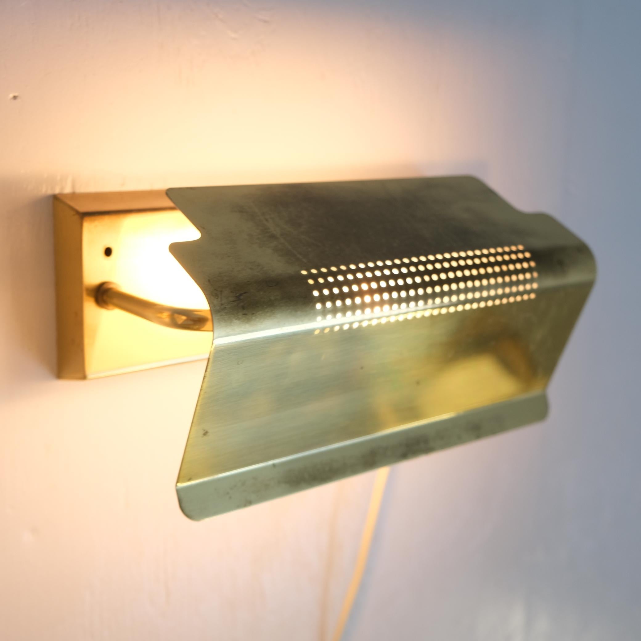 Paar Wandlampen aus gelochtem Messing, NAFA Nybro Armaturfabrik, Schweden 1970er Jahre (Metall) im Angebot