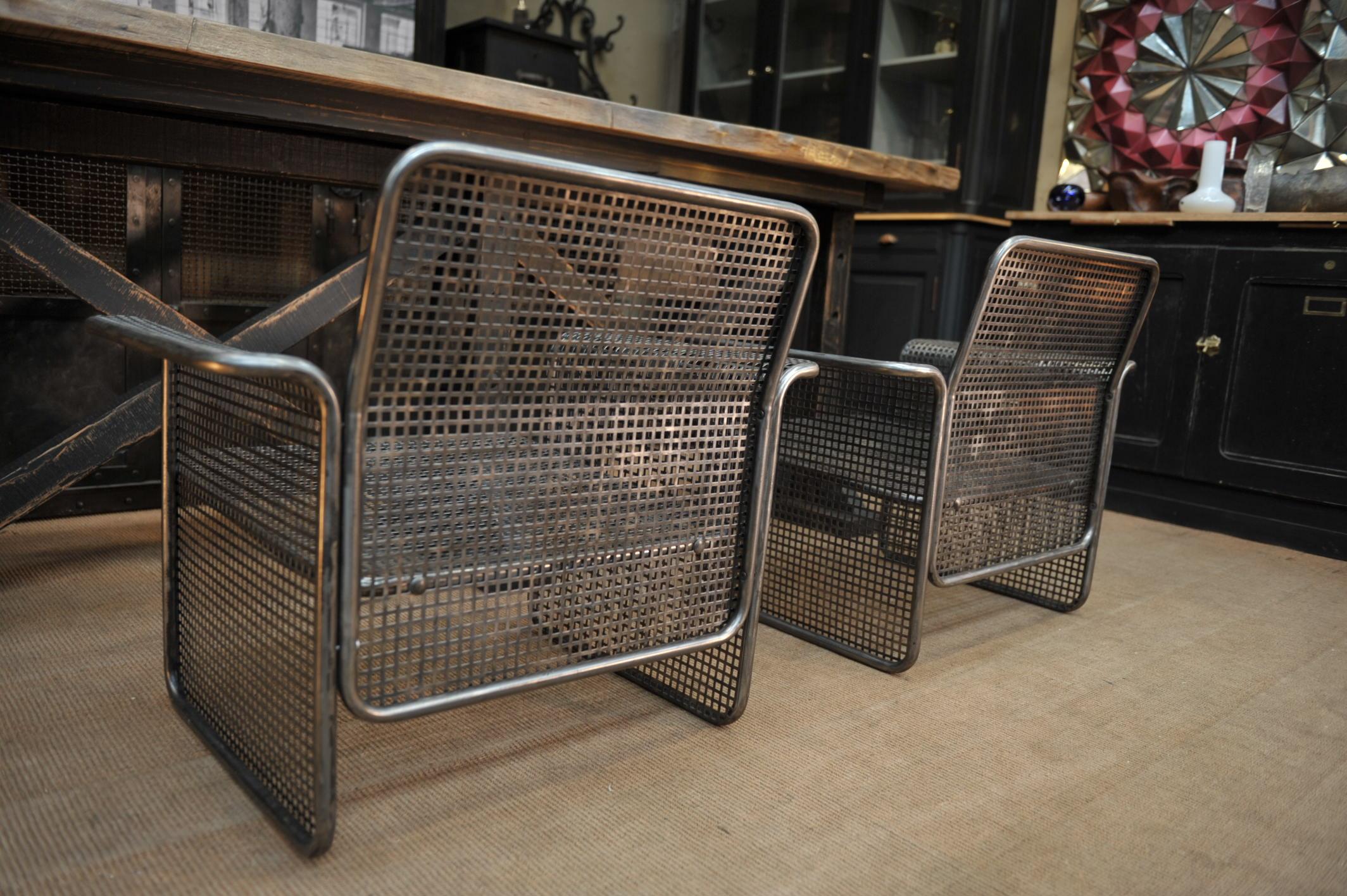 Pair of Perforated Metal Chairs Italie, circa 1960 In Good Condition For Sale In Roubaix, FR