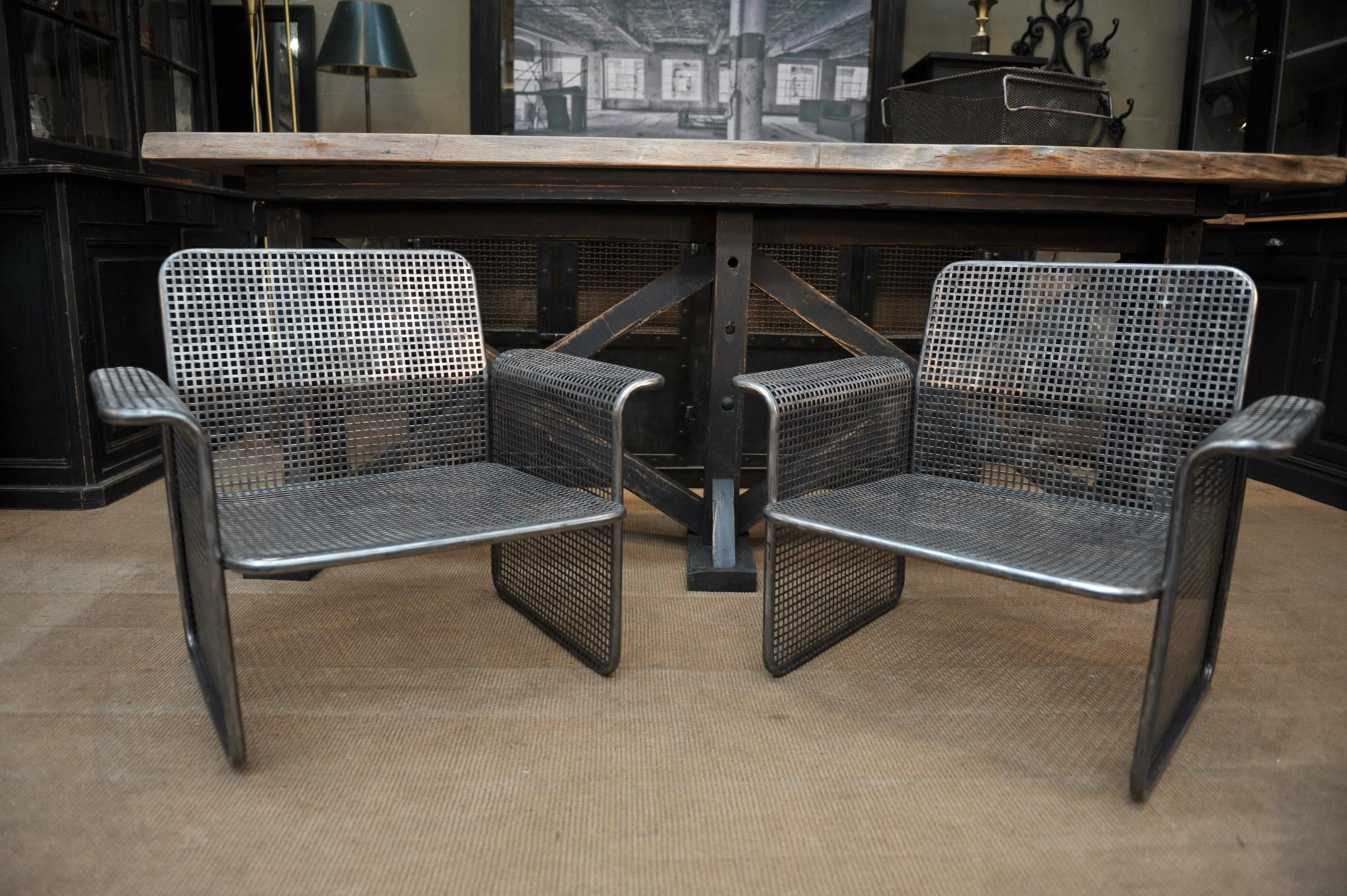 Pair of Perforated Metal Chairs Italie, circa 1960 For Sale 1