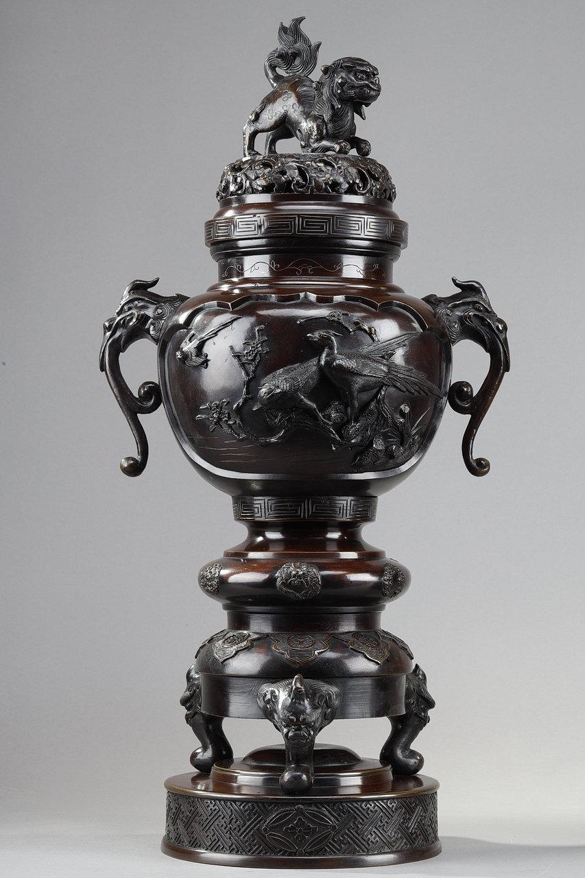 Japonisme Pair of Perfume Burners in Patinated Bronze with Dogs and Dragons, 20th Century