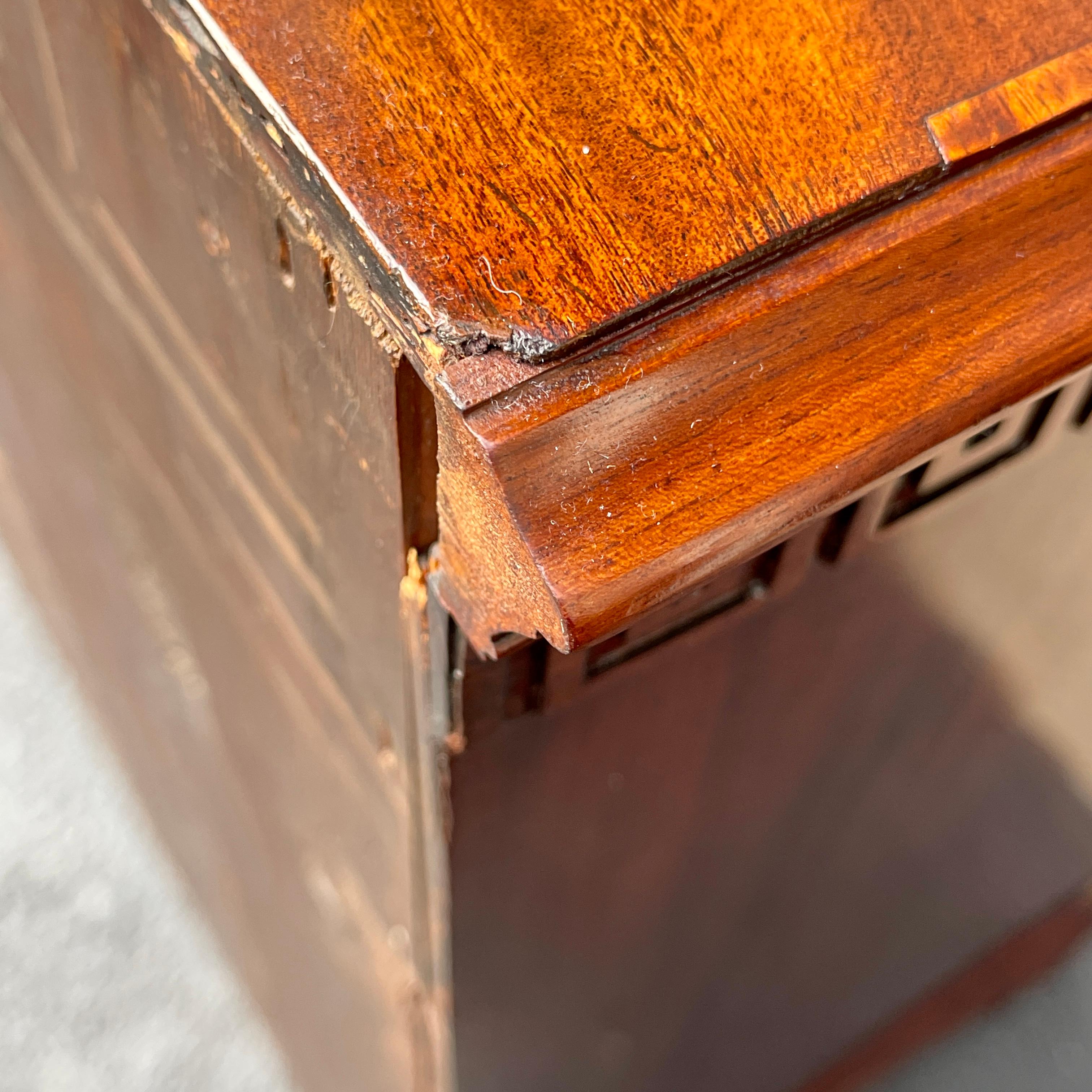 Coppia di cassettiere d'epoca Impero in mogano e dorate, Danimarca, circa 1800 in vendita 10