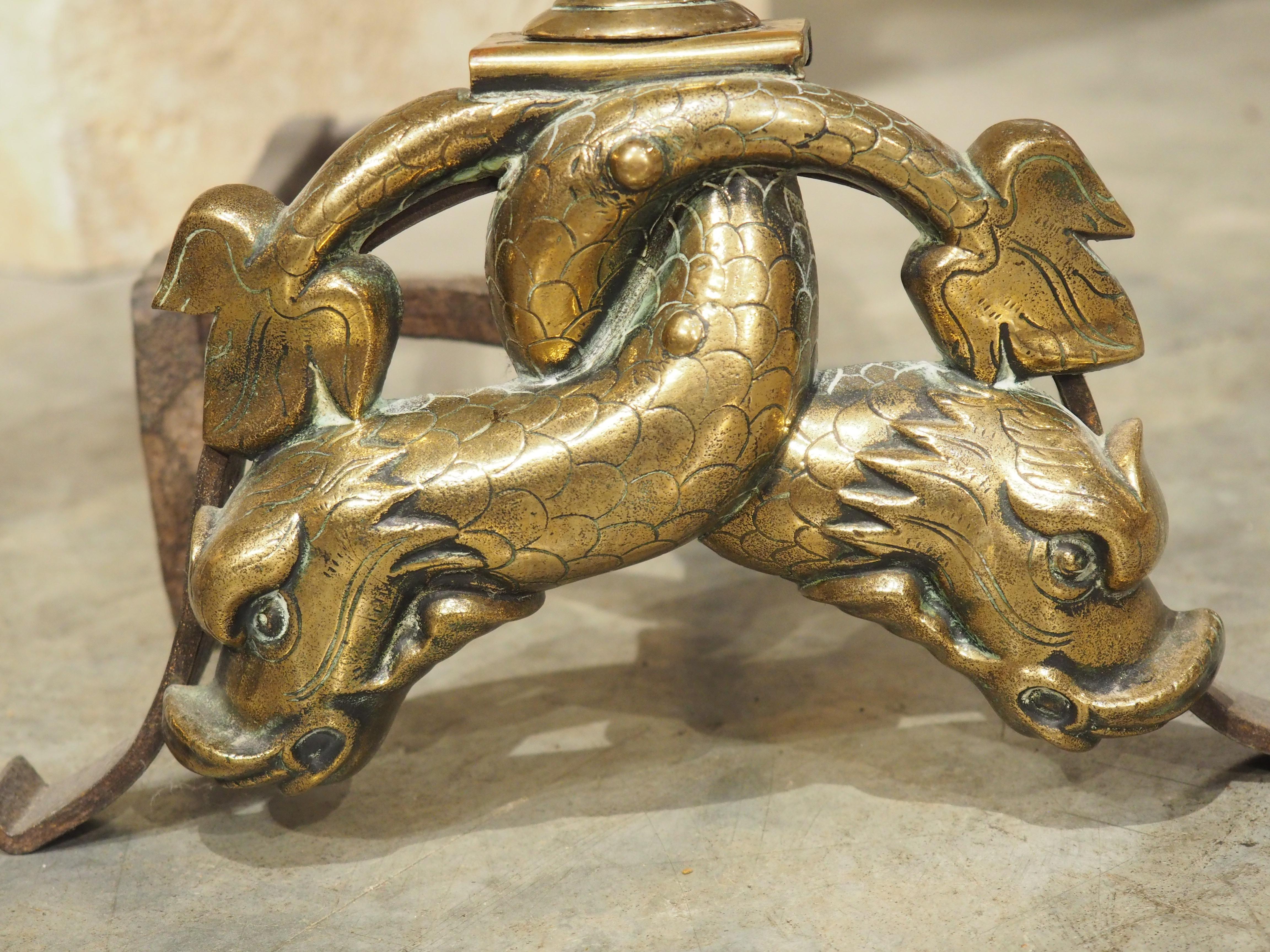 Paar antike französische Bronze- Chenets Aux Dauphins aus Bronze, um 1700 im Angebot 4