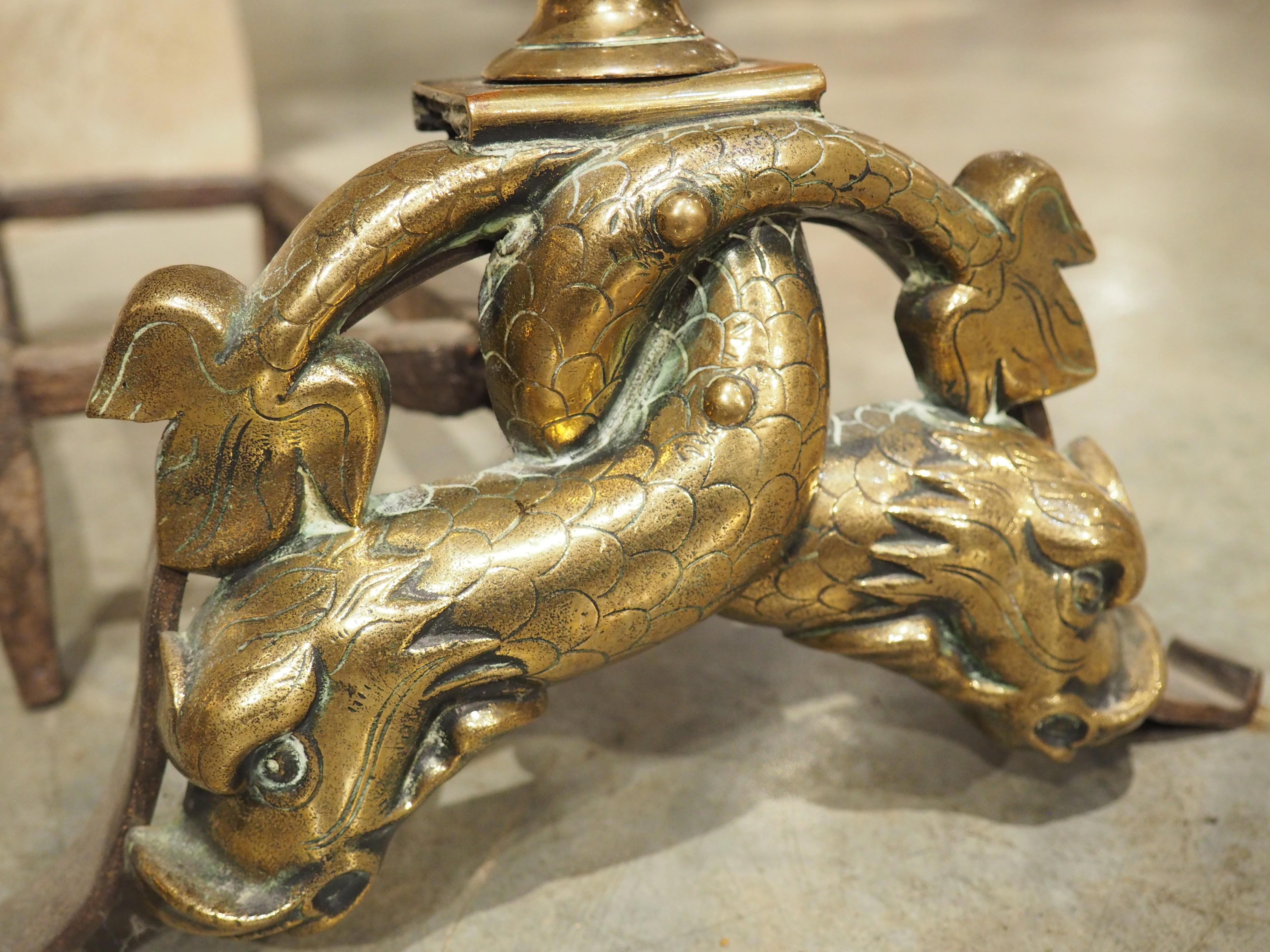 Paar antike französische Bronze- Chenets Aux Dauphins aus Bronze, um 1700 im Angebot 6