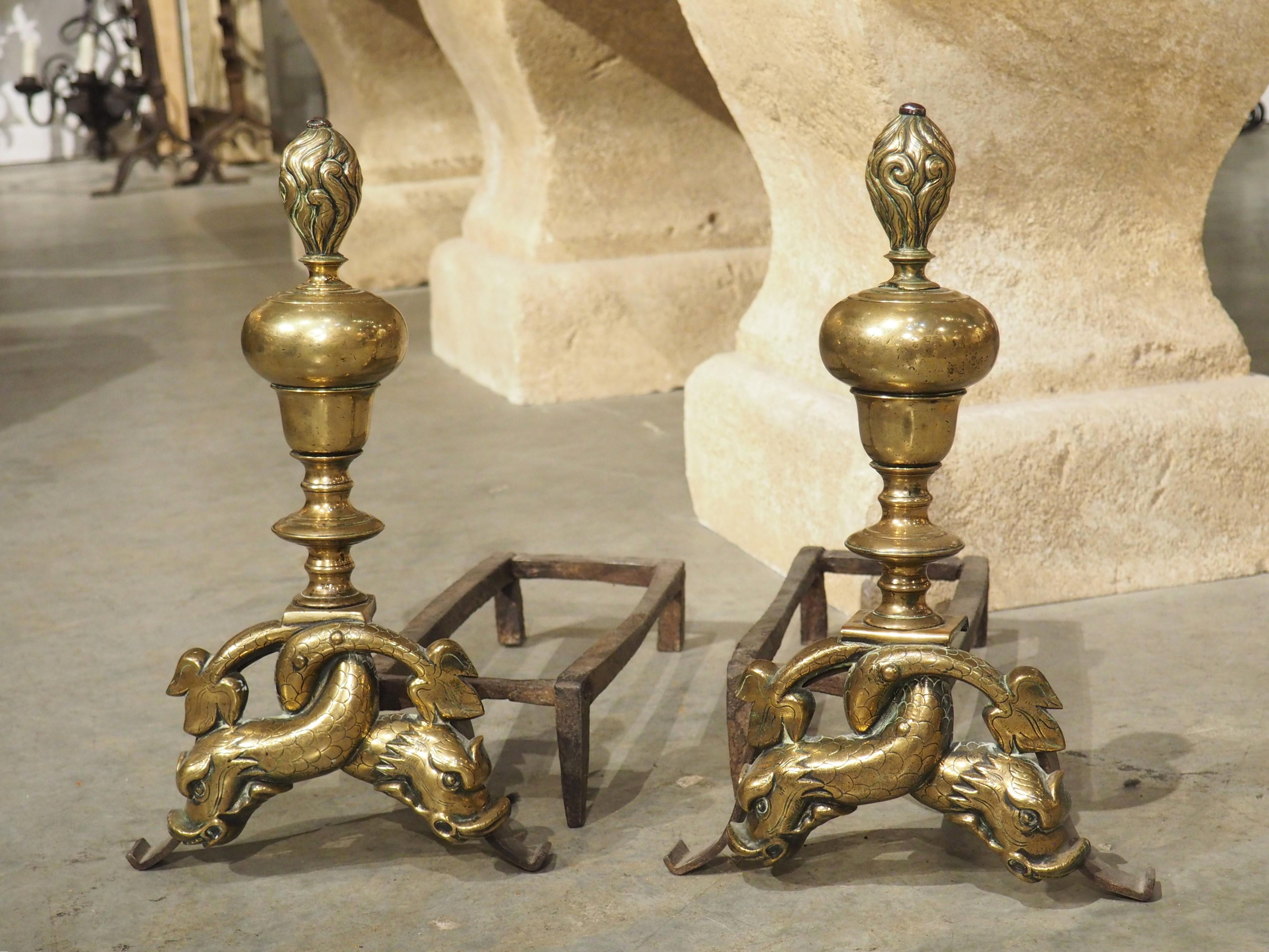 Paar antike französische Bronze- Chenets Aux Dauphins aus Bronze, um 1700 im Angebot 14