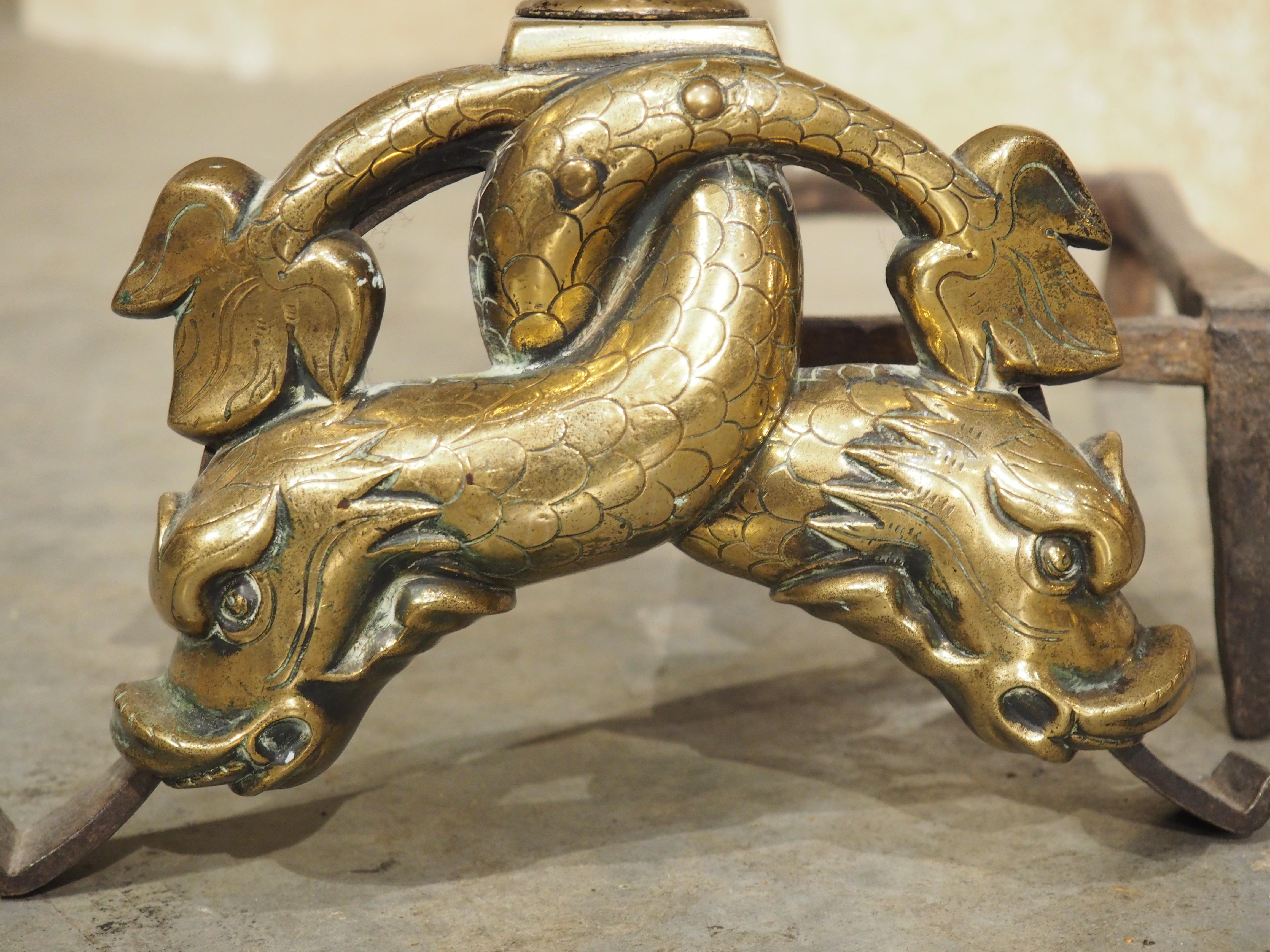 Paar antike französische Bronze- Chenets Aux Dauphins aus Bronze, um 1700 im Angebot 3