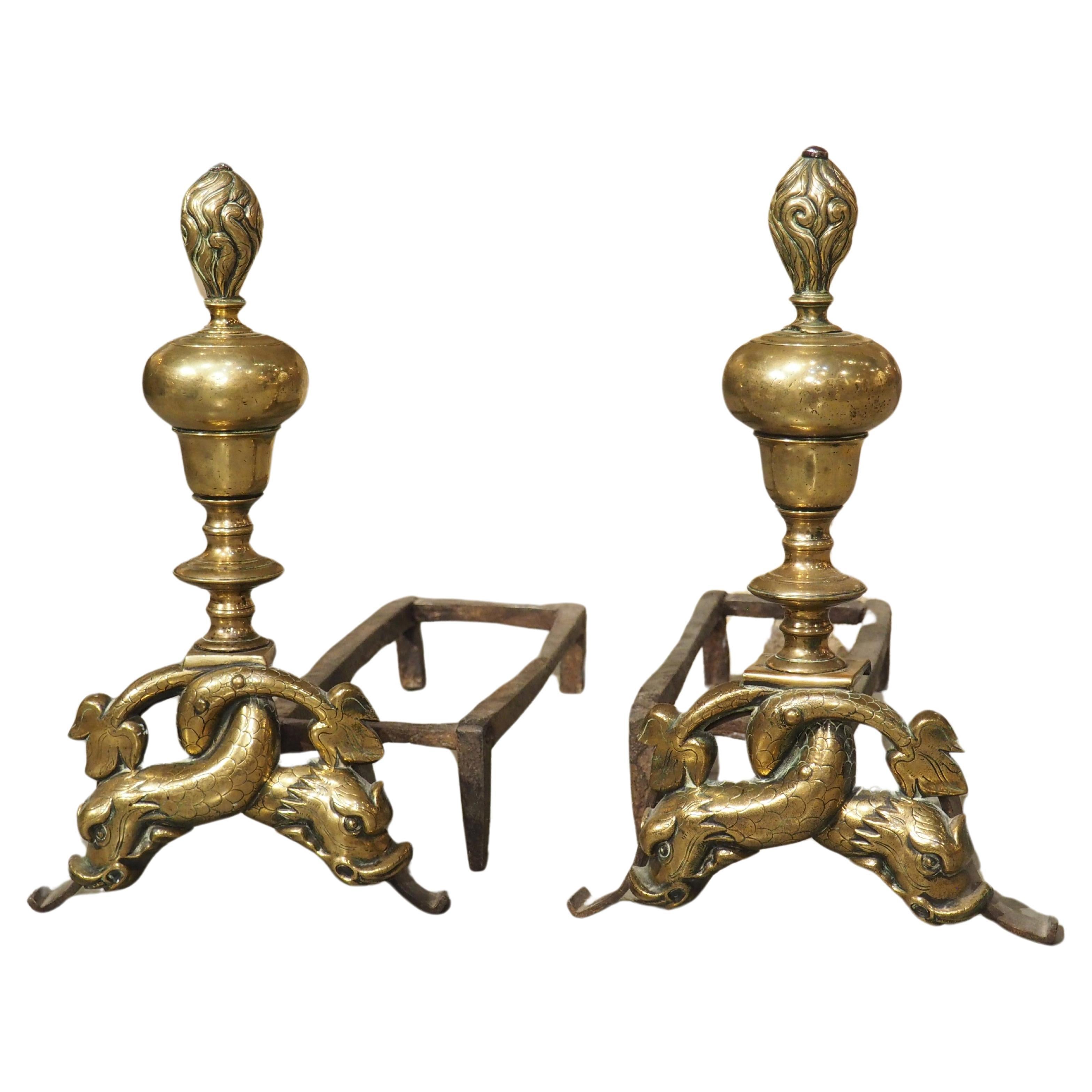 Paar antike französische Bronze- Chenets Aux Dauphins aus Bronze, um 1700 im Angebot