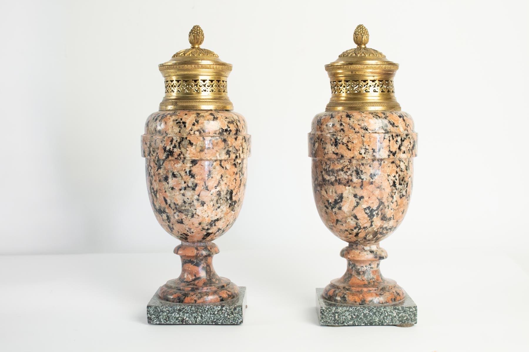 A pair of period Louis XVI rose granite urns with gold gilt bronze, 18th century, circa 1780.
Measures: H 33cm, D 13cm.
 