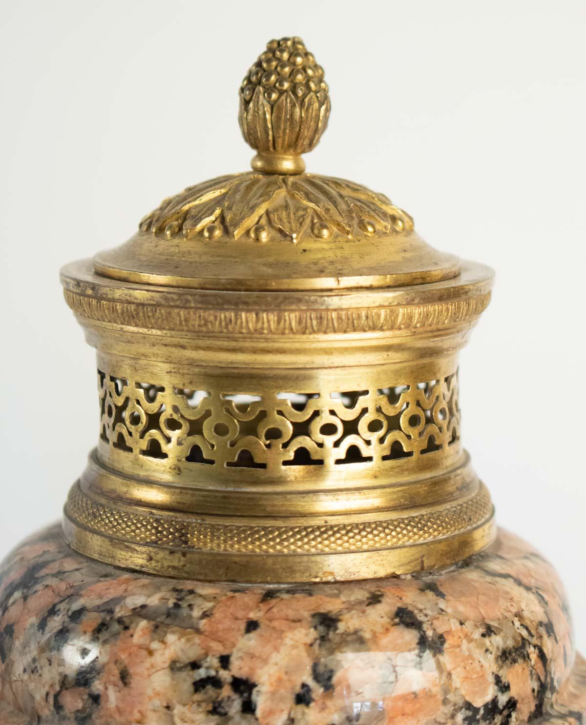 Pair of Period Louis XVI Rose Granite Urns with Gold Gilt Bronze, 18th Century In Good Condition In Saint-Ouen, FR