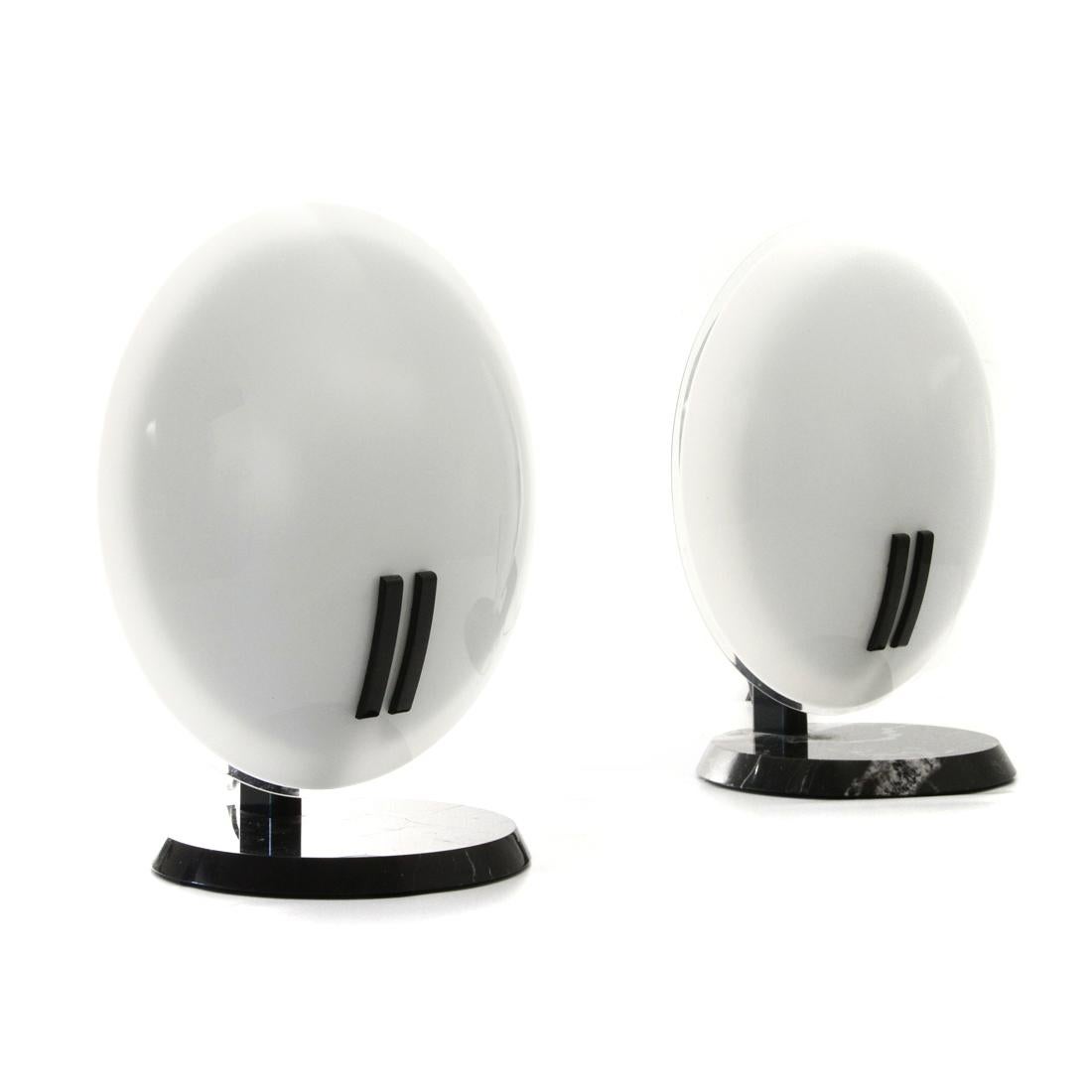 Pair of table lamps produced in the 1980s by Oluce based on a design by Bruno Gecchelin.
Circular marble base.
Black painted metal body.
Curved white glass diffuser.
Good general condition, some signs of normal use over time.
A base has a grain