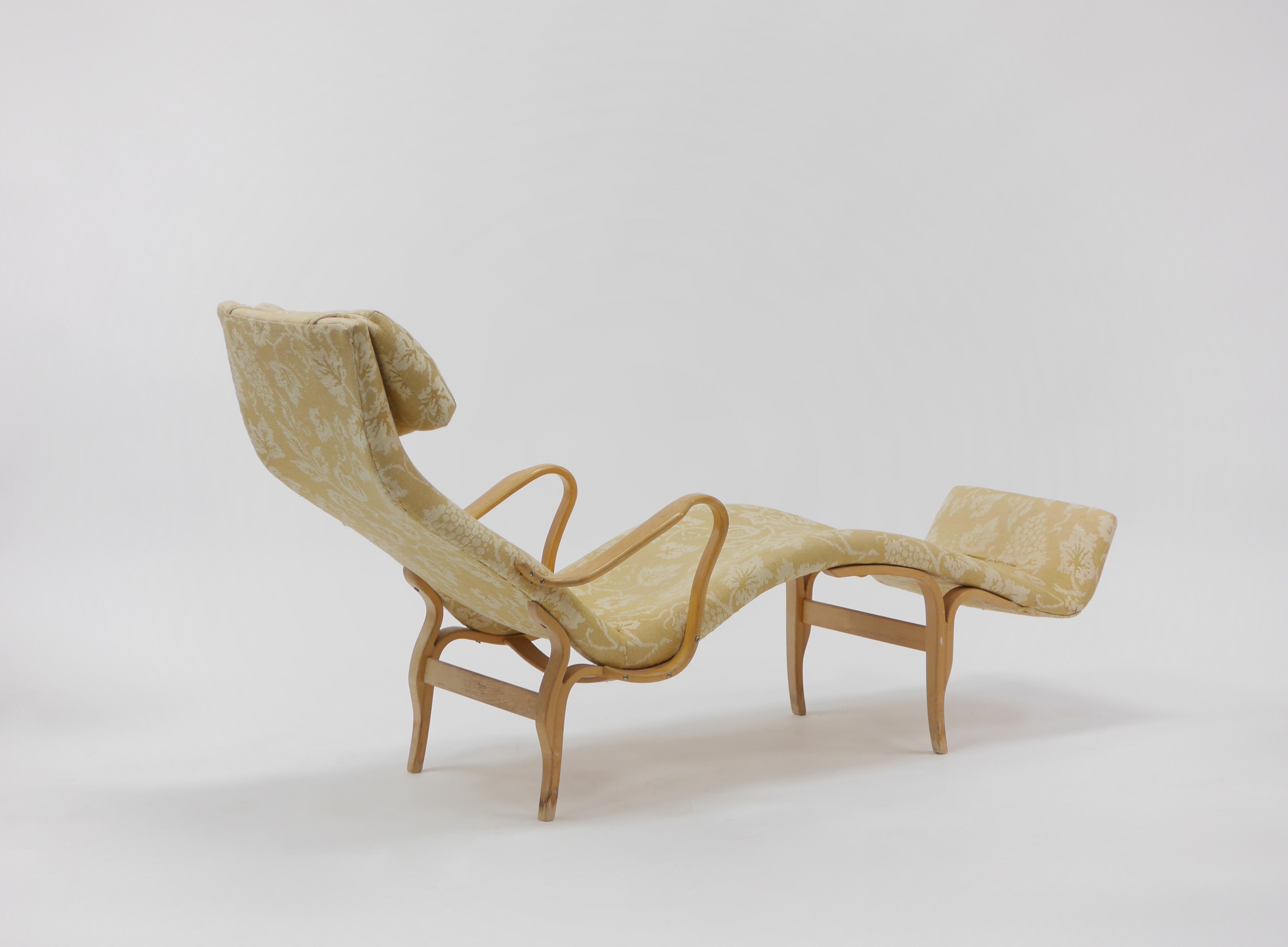 Scandinavian Modern Pair of Pernilla Chaise Lounges by Bruno Mathsson For Sale