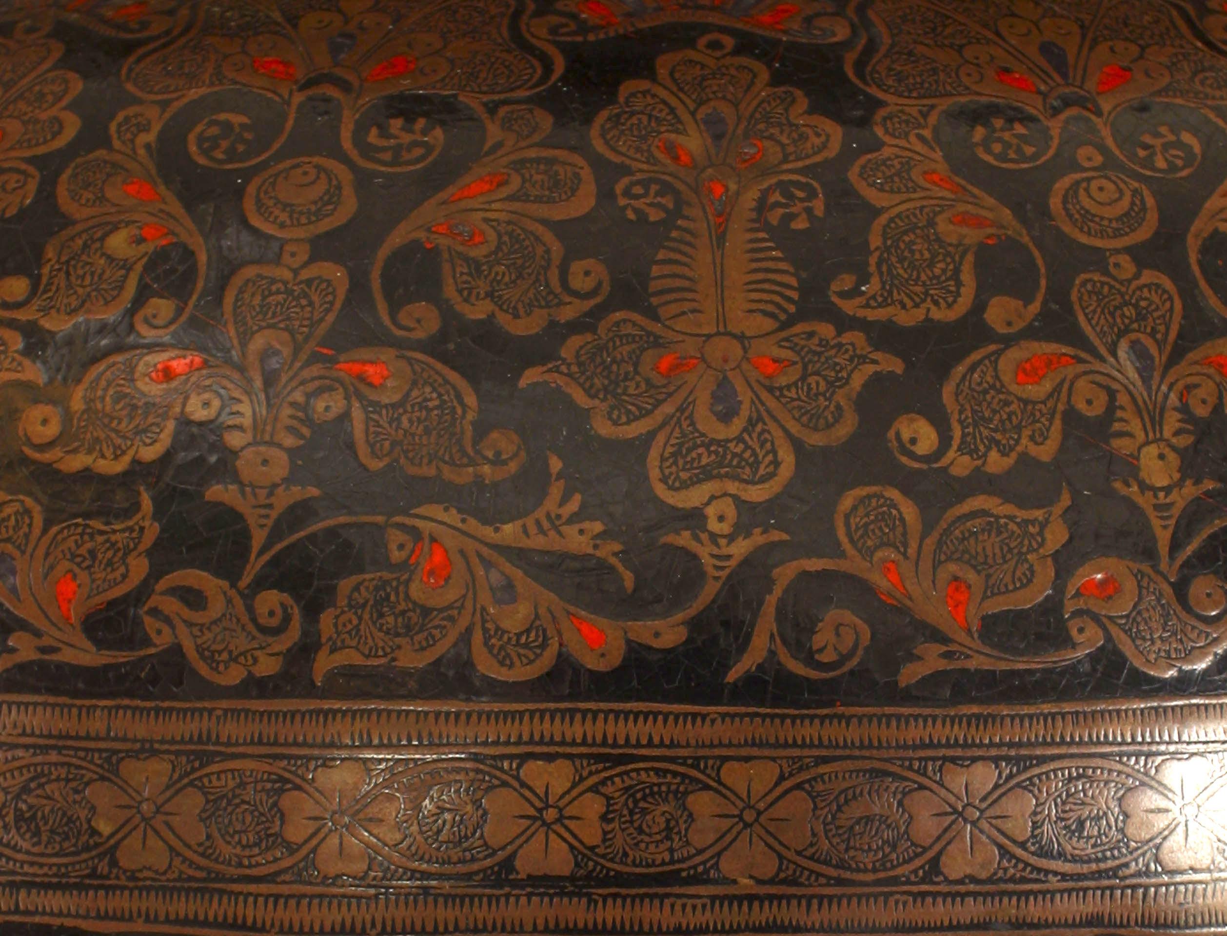 Pärchen großer Bodenvasen im persischen Stil des Nahen Ostens (19. Jh.) mit schwarzem und rotem CloisonnÃ© und Emaille mit Blumendekor. (PREISANGABE ALS PAAR)