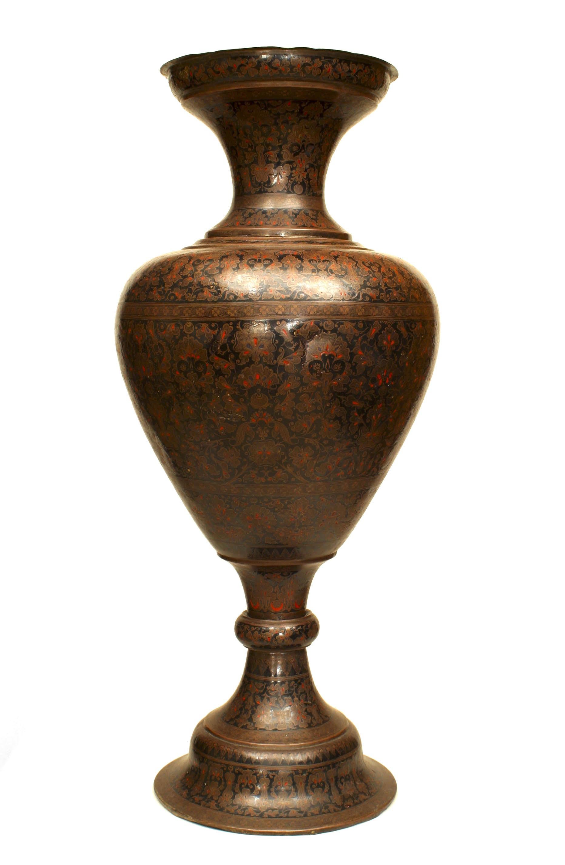 Paar Bodenvasen aus Cloisonné und Emaille im persischen Stil (Unbekannt) im Angebot