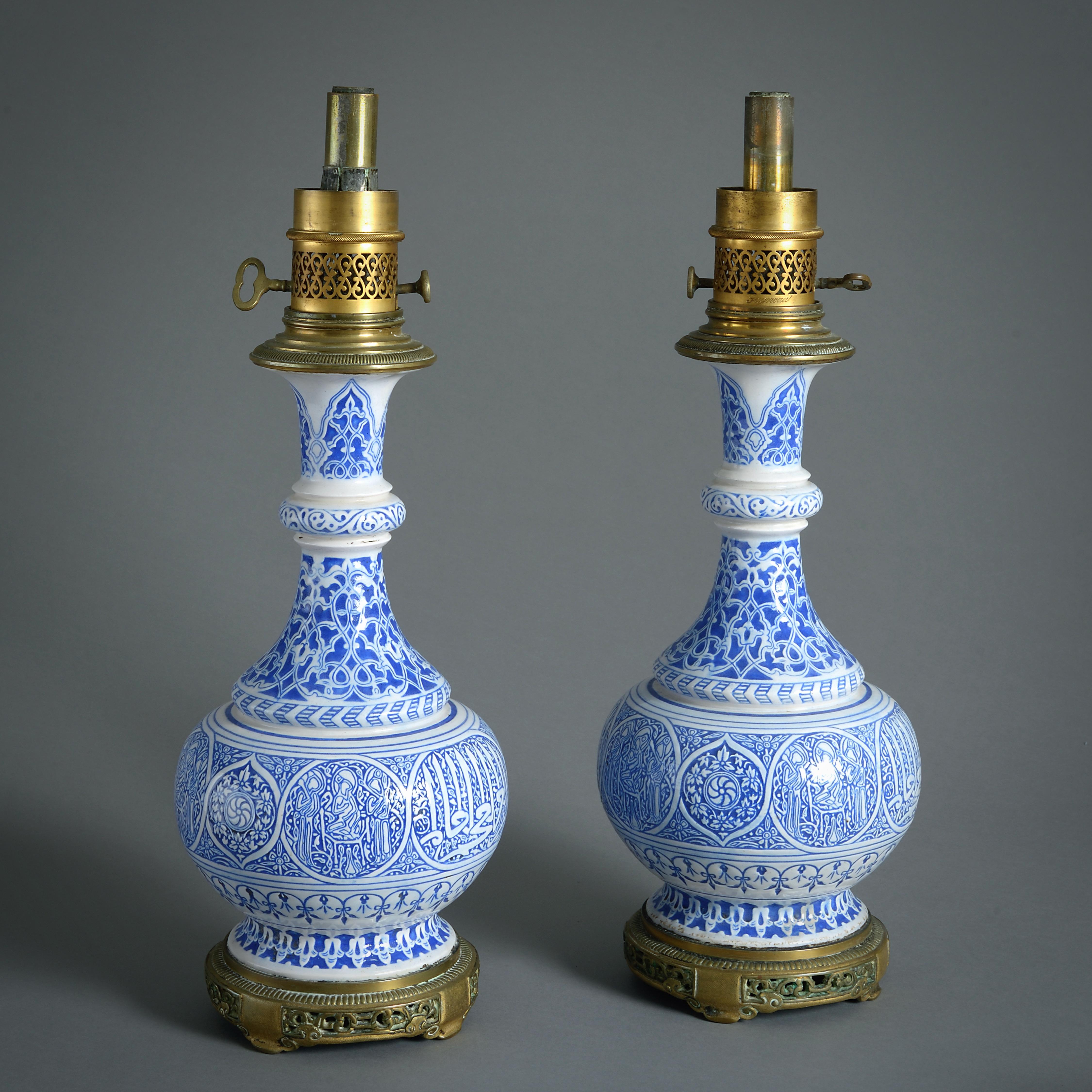 UNE BELLE PAIRE DE LAMPES DE STYLE PERSAN MONTÉES EN BRONZE DORÉ BLEU ET BLANC PAR THEODORE DECK (1823-1891) ET GAGNEAU ET CIE, VERS 1875.

Signé avec le monogramme THD et Gagneau.