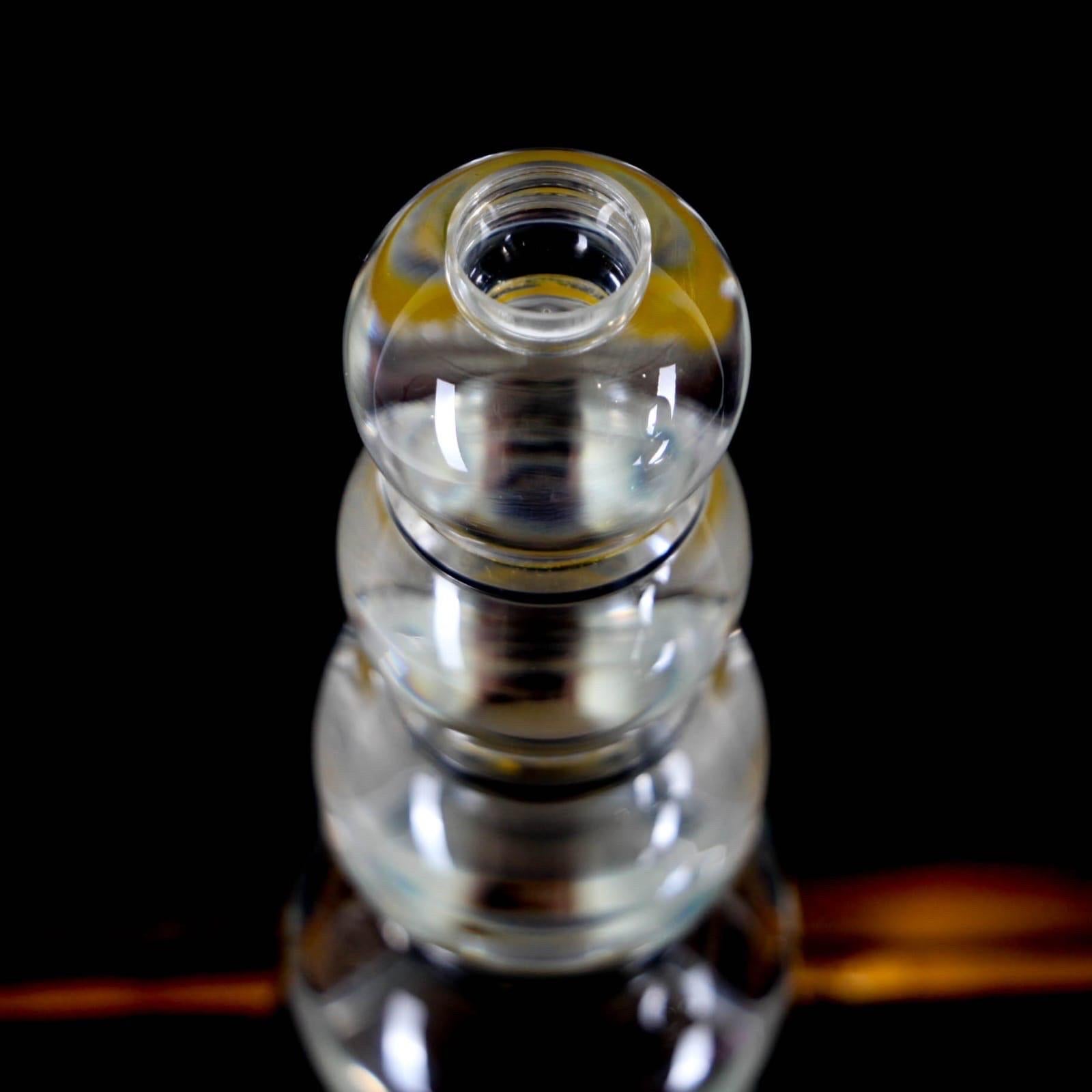 Bellissima coppia di candelieri in lucite e foglie d'oro.
Alta qualità del lavoro, design senza tempo, ottime condizioni. 