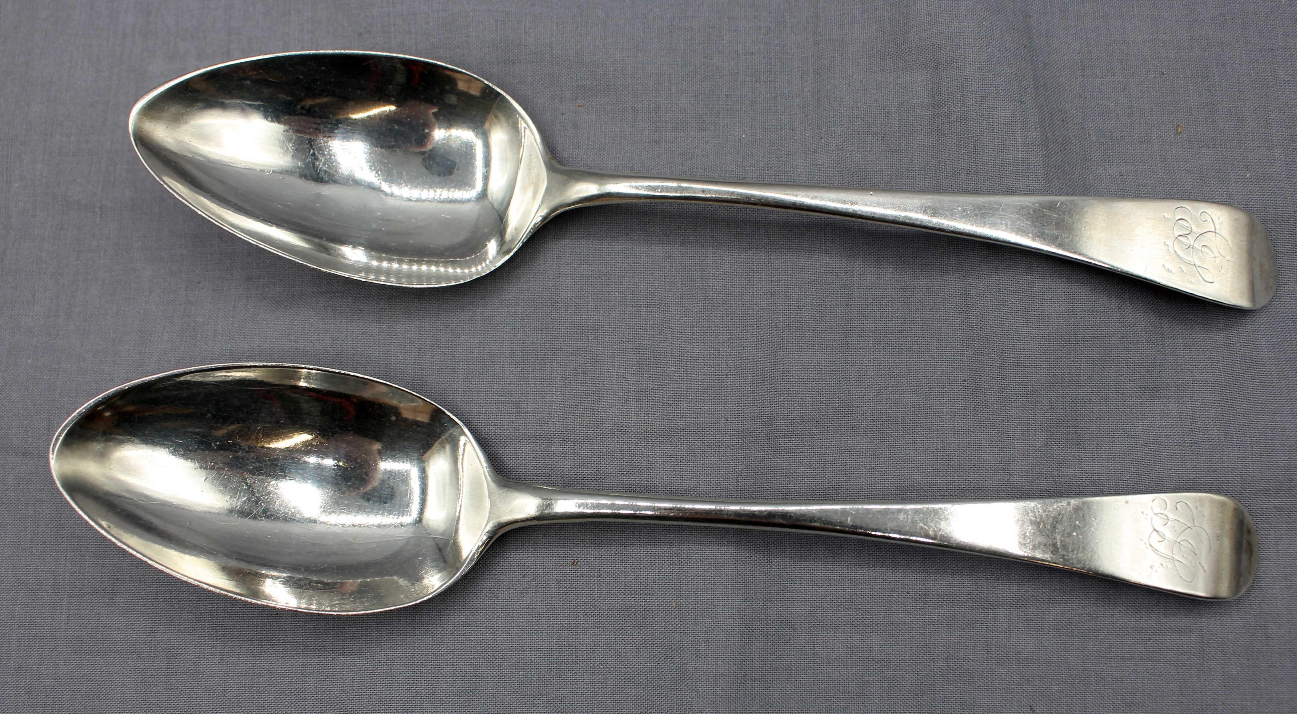 Paire de cuillères à soupe en argent sterling de Peters, Ann & William Bateman, Londres, 1801. Monogramme 